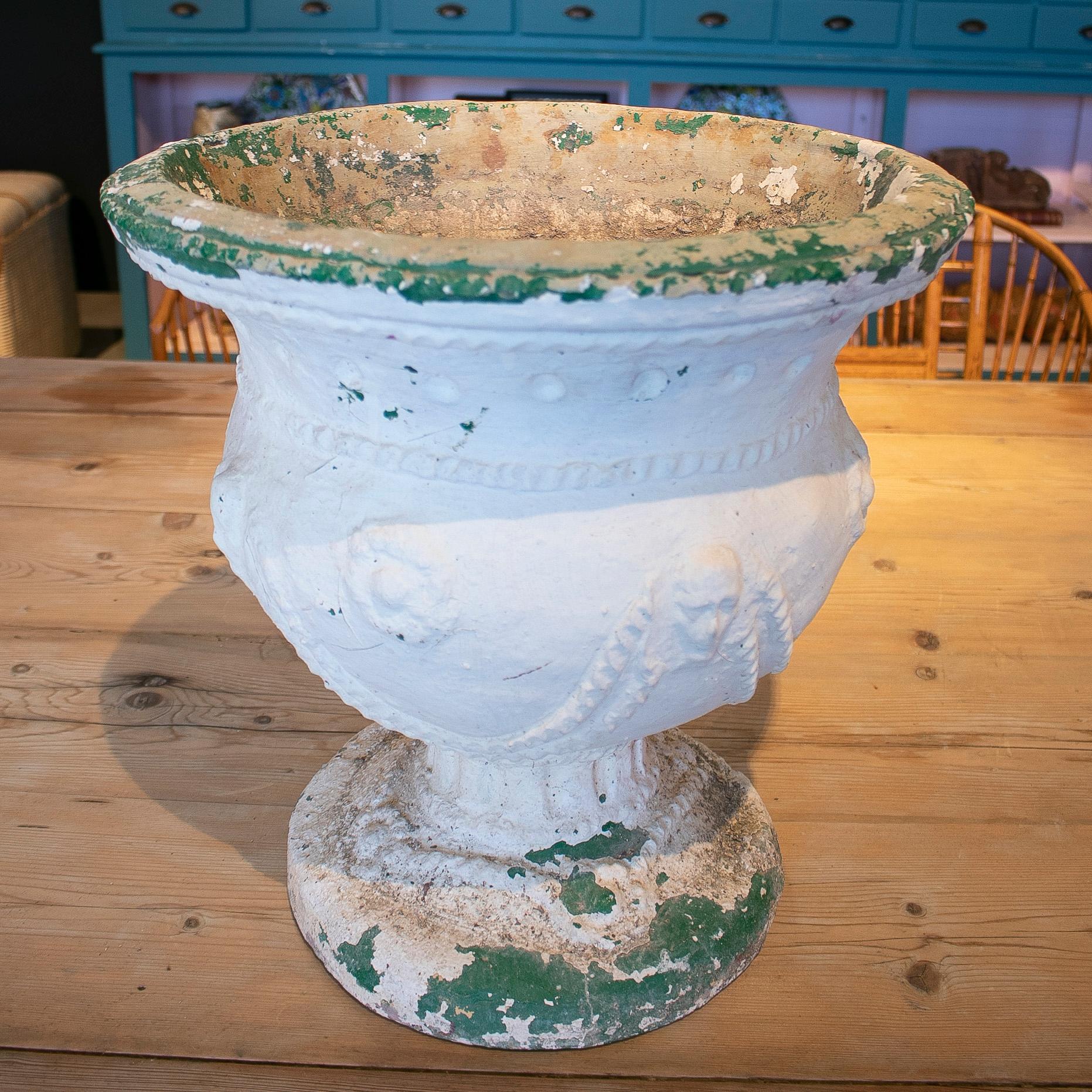 Antique vase urne en céramique espagnole du 19ème siècle, blanchi à la chaux et fait à la main.