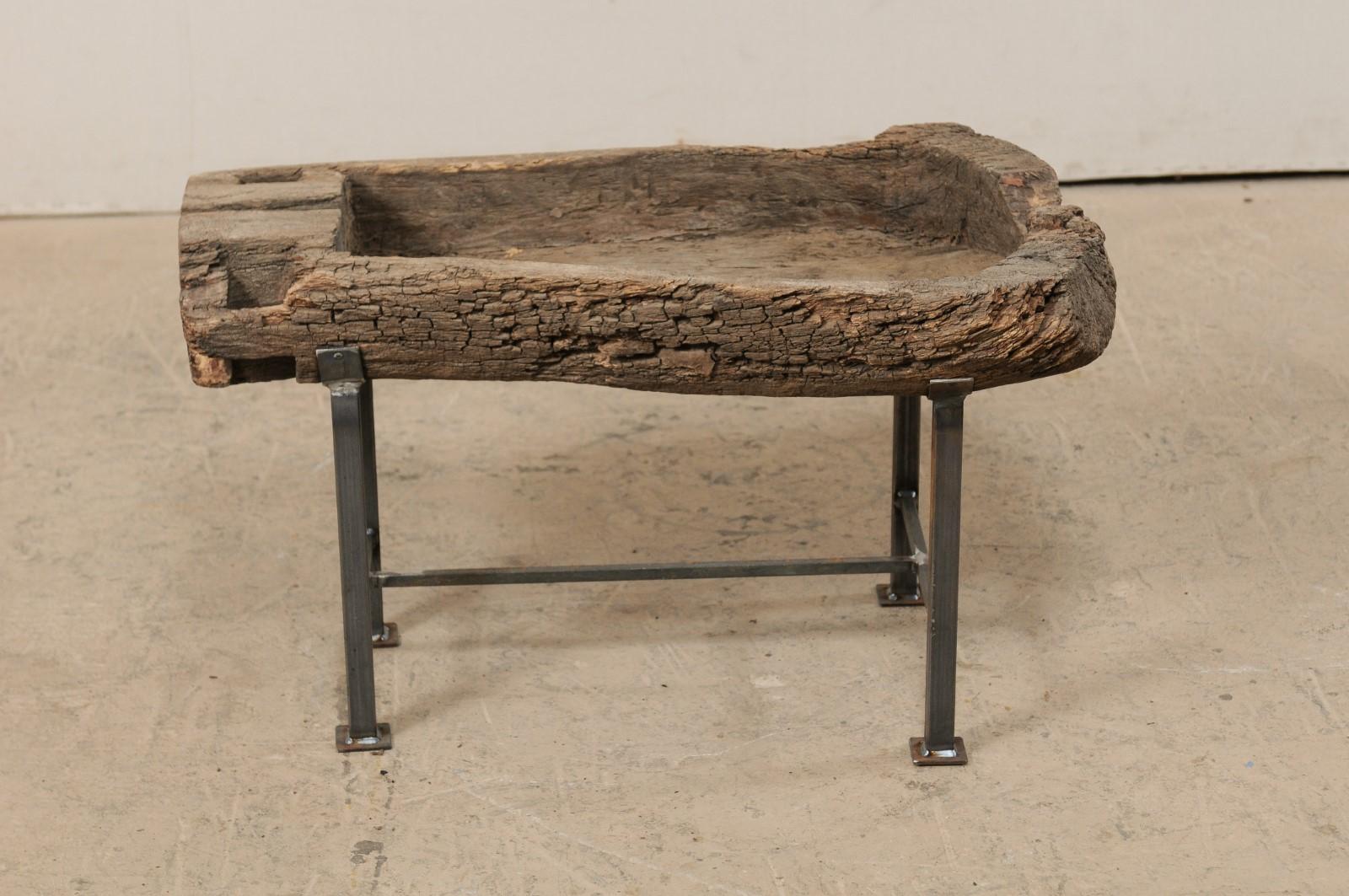 Espagnol Table basse à auge en bois espagnole du 19e siècle en vente