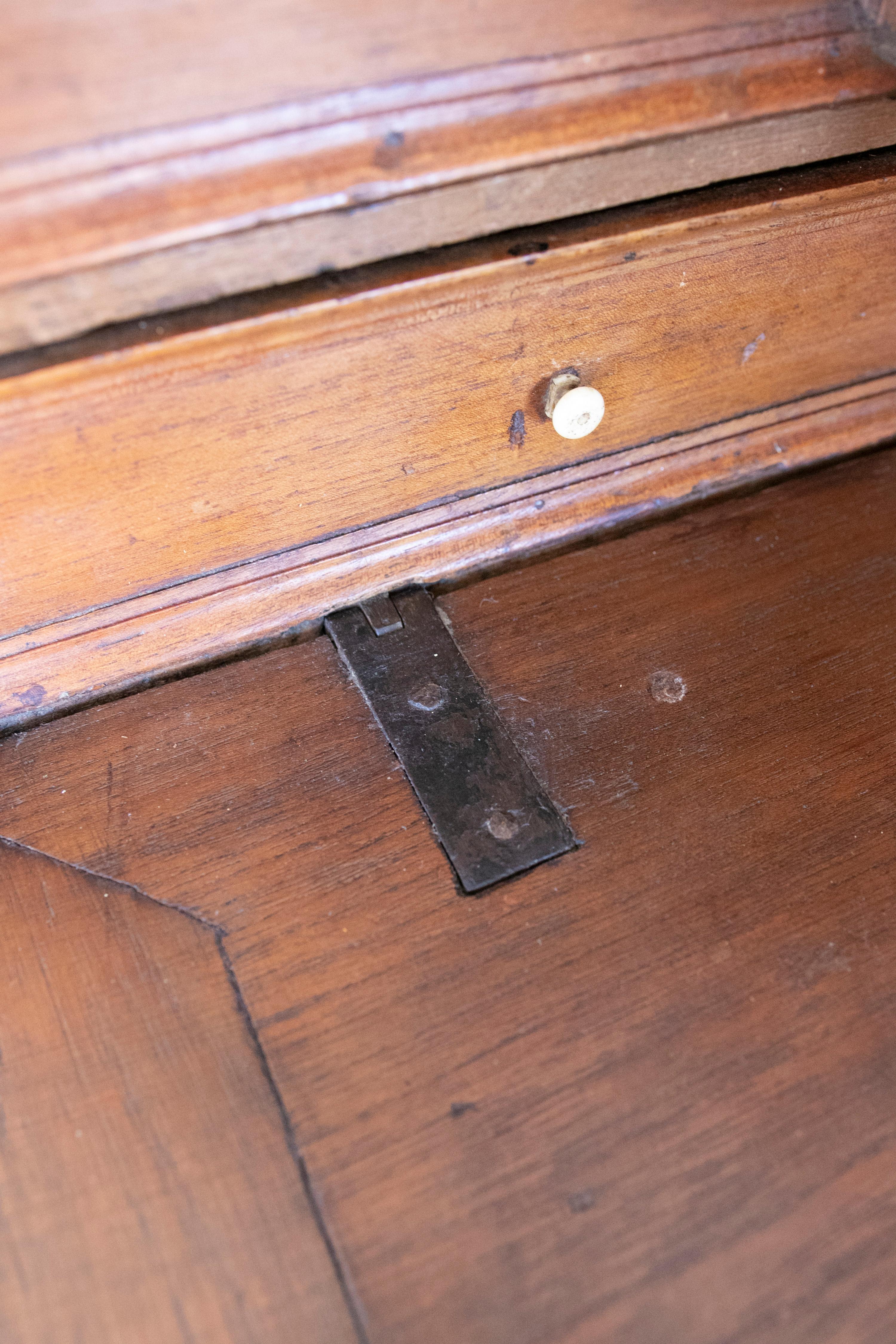 Spanischer Holzschrank des 19. Jahrhunderts mit Original-Fuß, Tür und Schubladen im Angebot 12