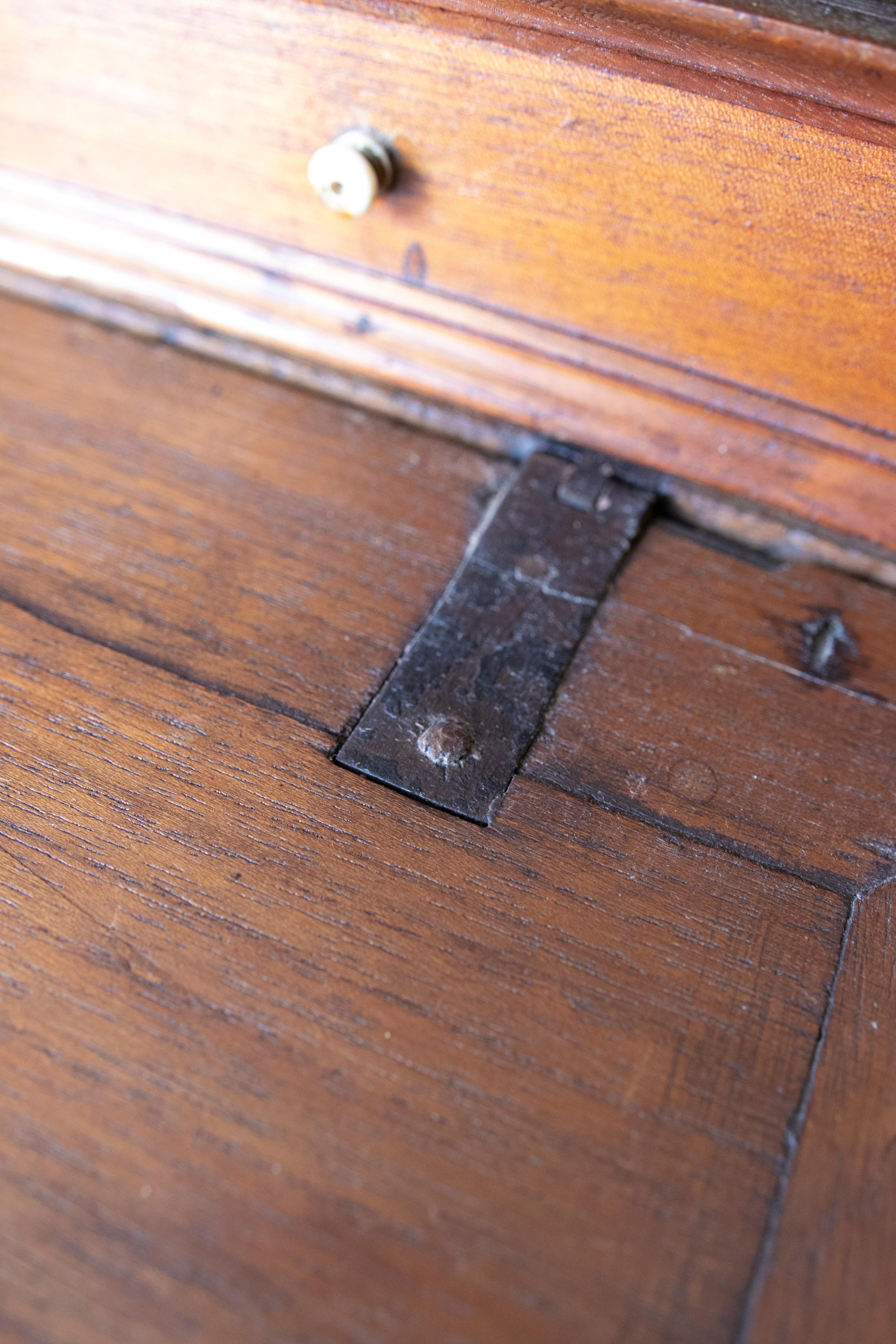 Spanischer Holzschrank des 19. Jahrhunderts mit Original-Fuß, Tür und Schubladen im Angebot 14