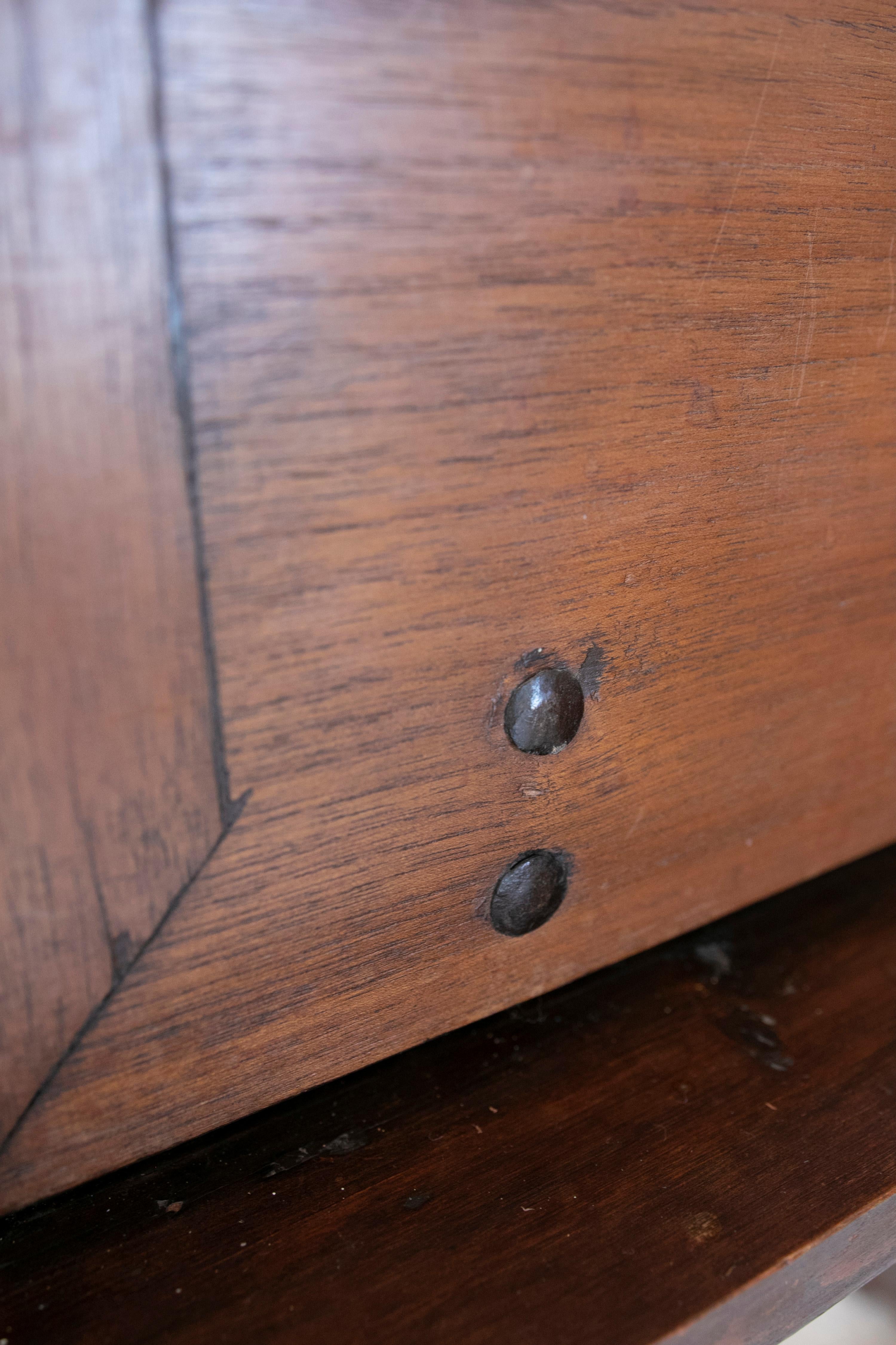 Spanischer Holzschrank des 19. Jahrhunderts mit Original-Fuß, Tür und Schubladen im Angebot 17