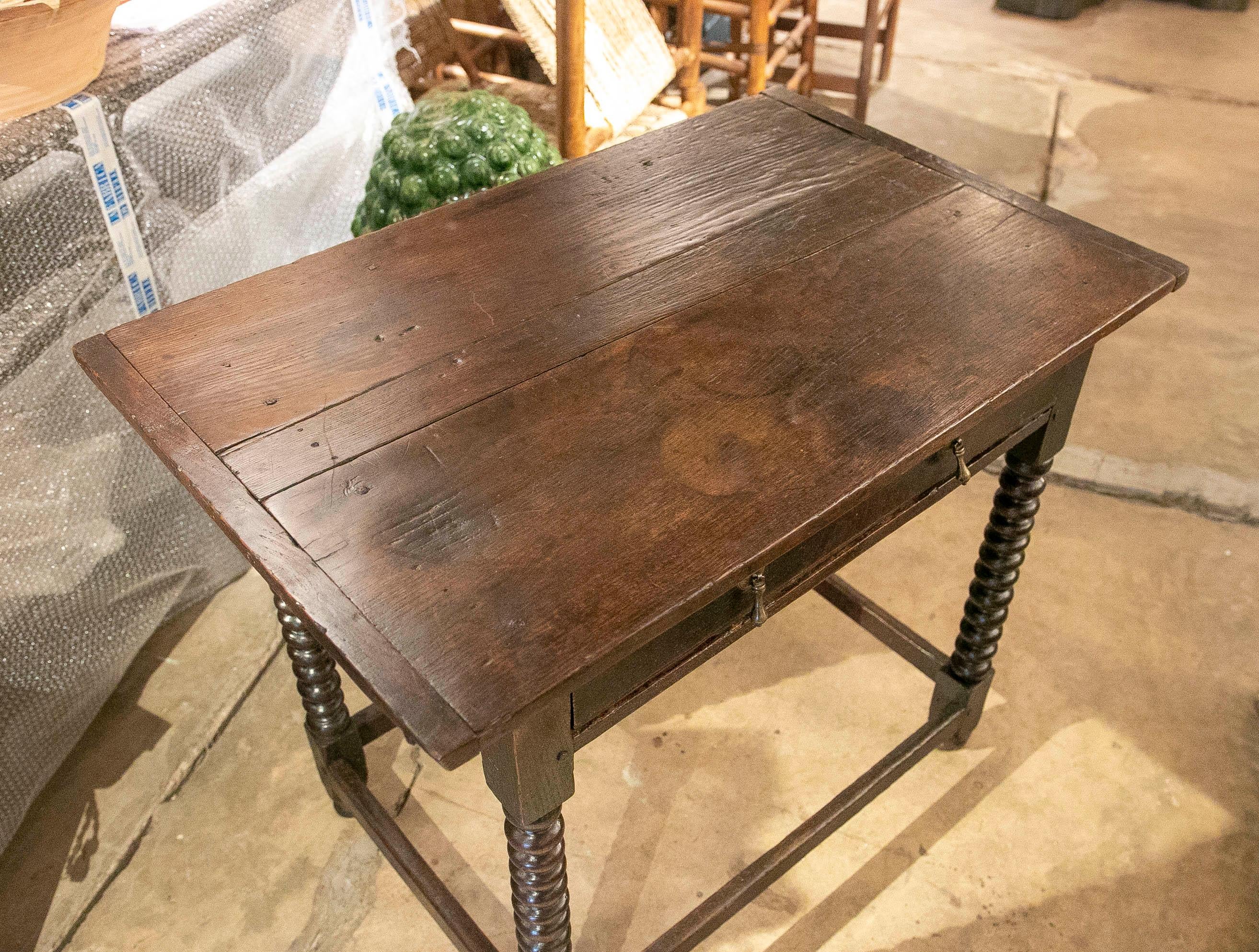 Spanischer Holztisch des 19. Jahrhunderts mit Schublade und gedrechselten Beinen im Angebot 9