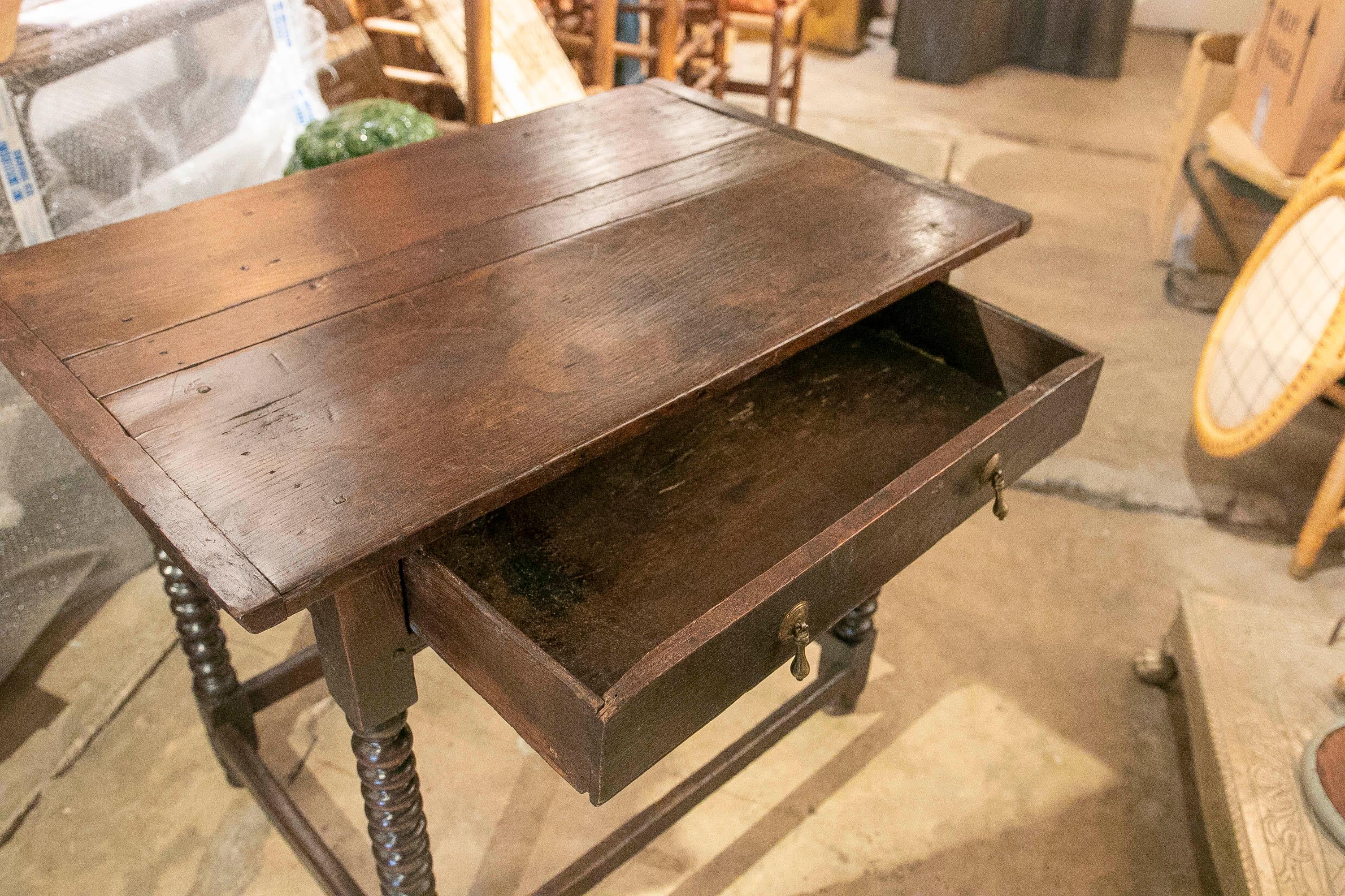 Spanischer Holztisch des 19. Jahrhunderts mit Schublade und gedrechselten Beinen im Angebot 10