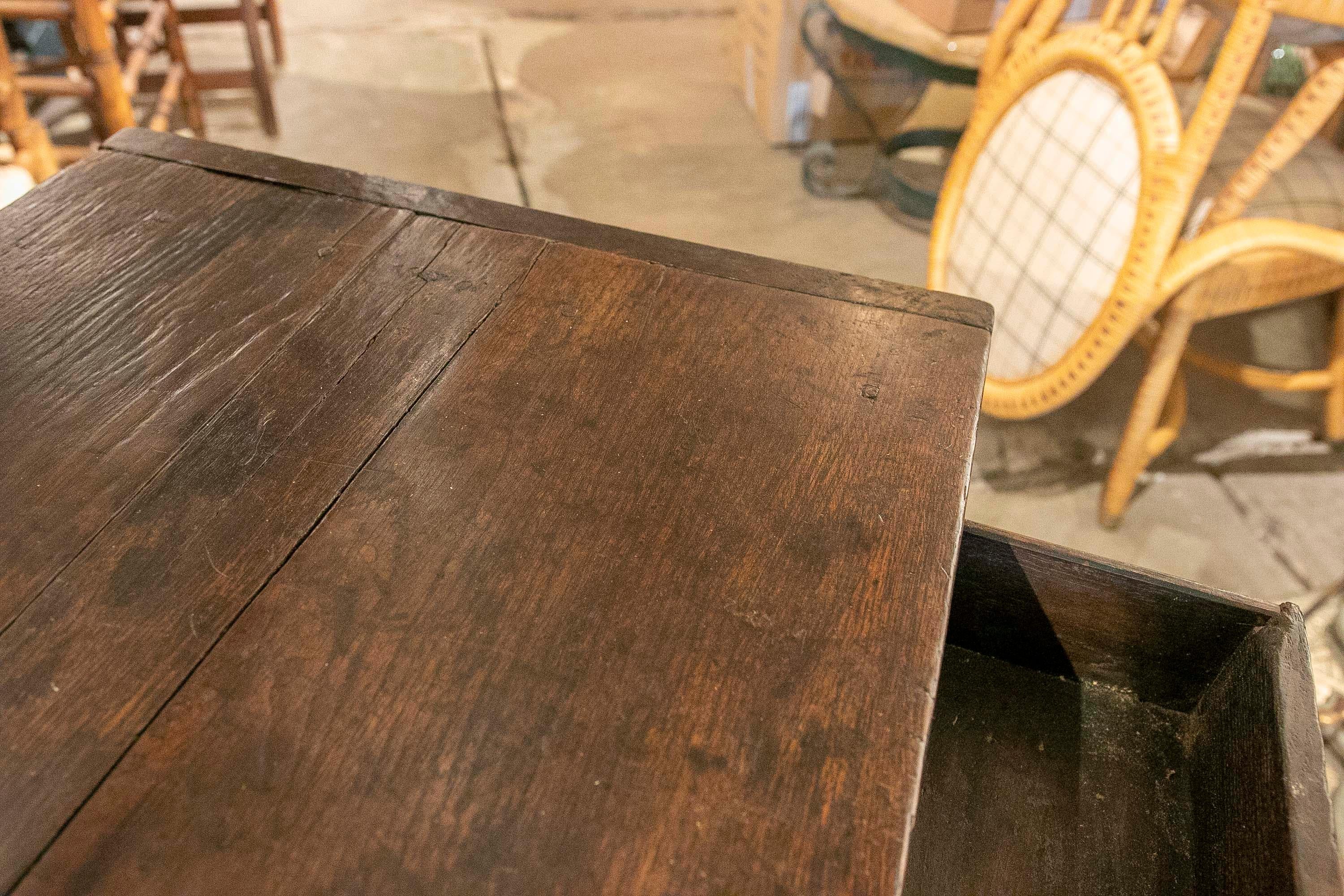 Spanischer Holztisch des 19. Jahrhunderts mit Schublade und gedrechselten Beinen im Angebot 14