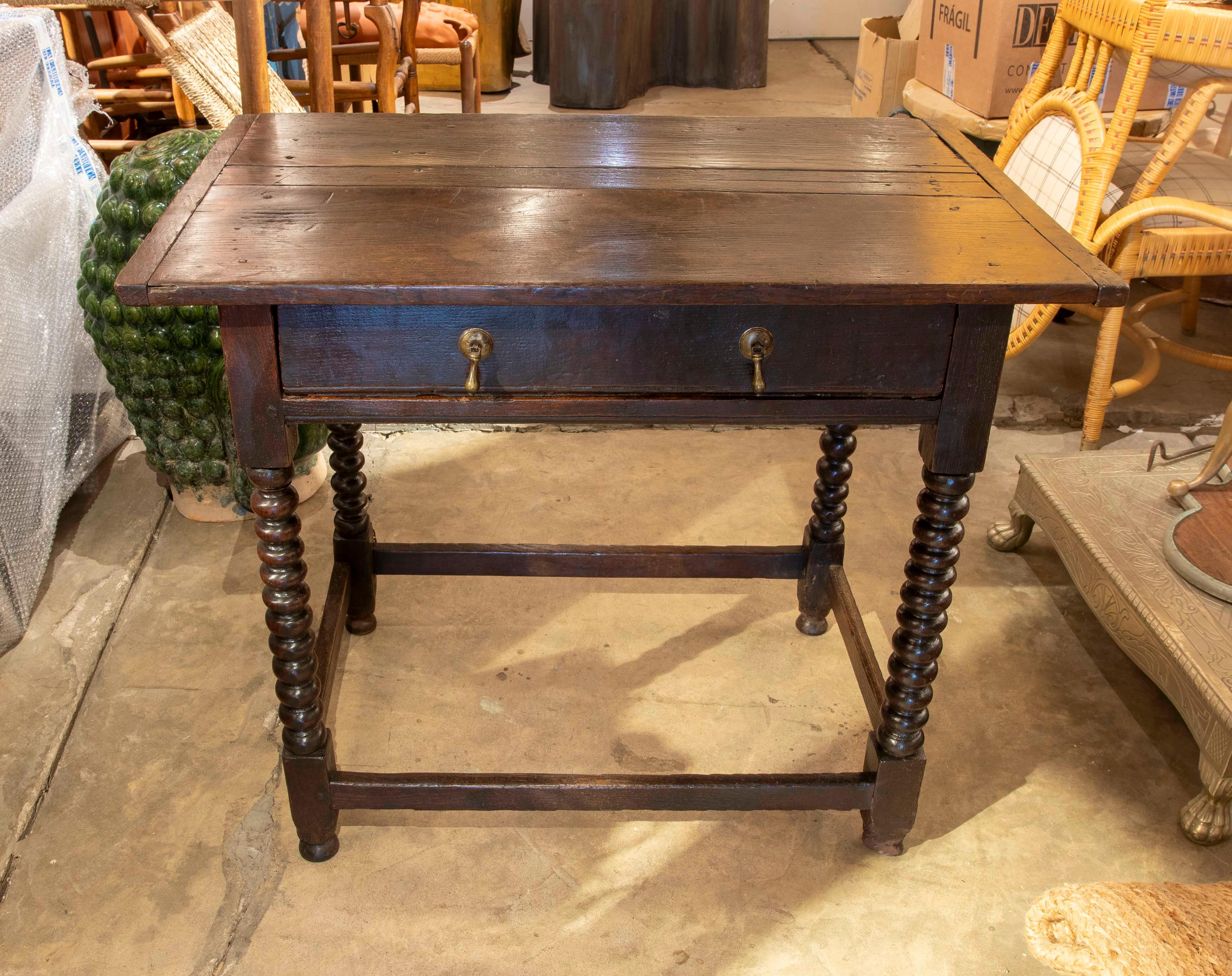 Spanischer Holztisch des 19. Jahrhunderts mit Schublade und gedrechselten Beinen im Angebot 1