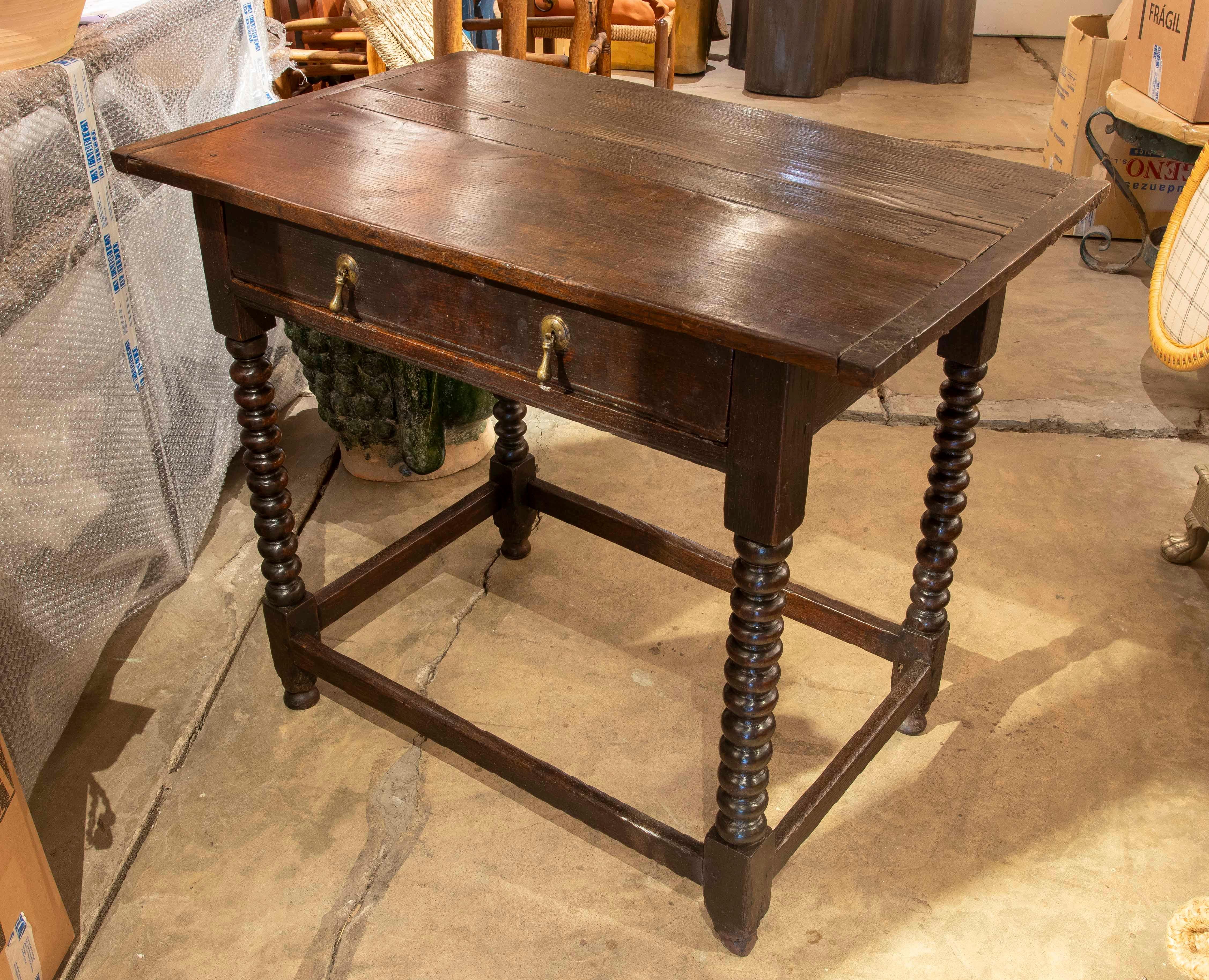 Spanischer Holztisch des 19. Jahrhunderts mit Schublade und gedrechselten Beinen im Angebot 2