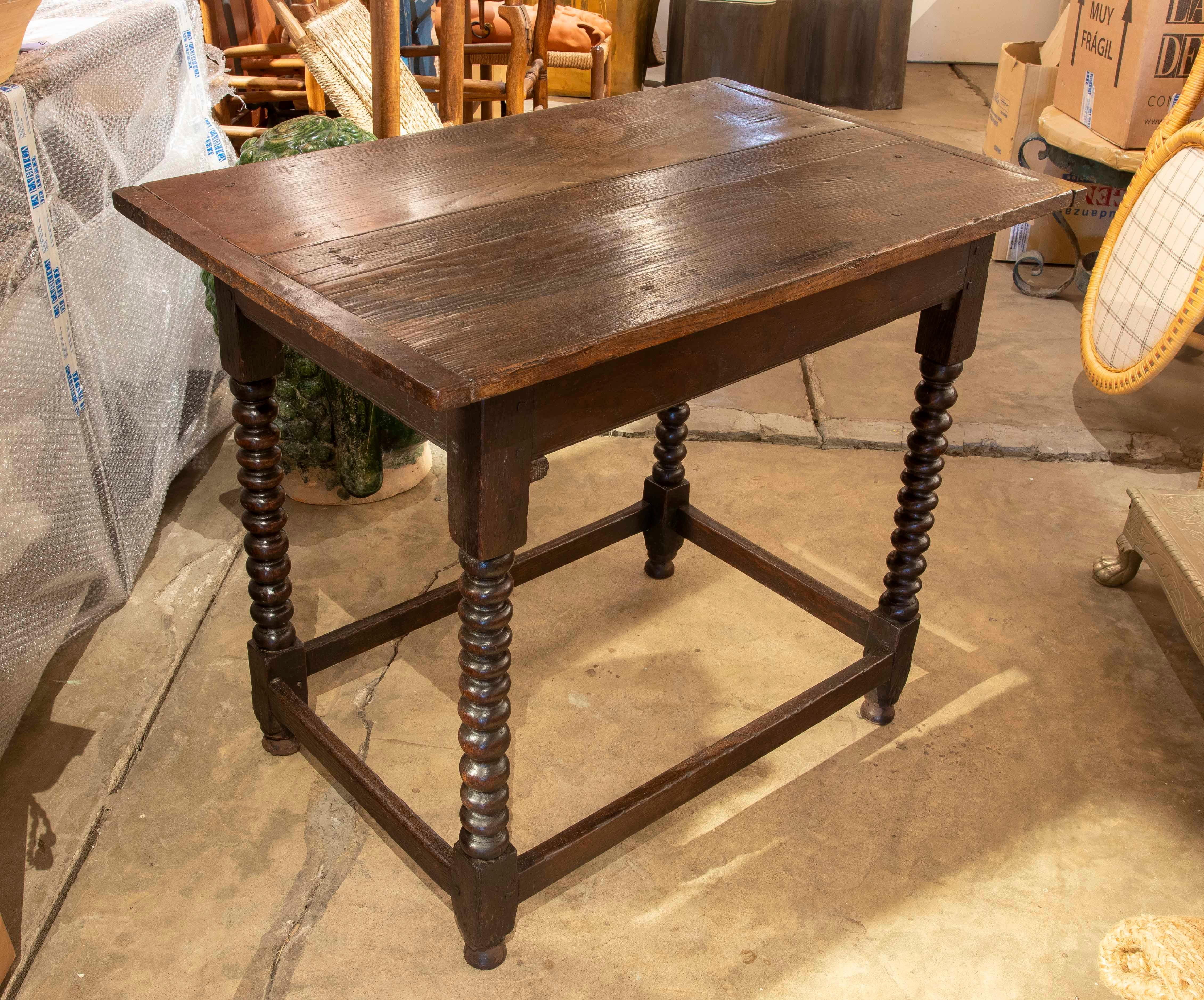 Spanischer Holztisch des 19. Jahrhunderts mit Schublade und gedrechselten Beinen im Angebot 3