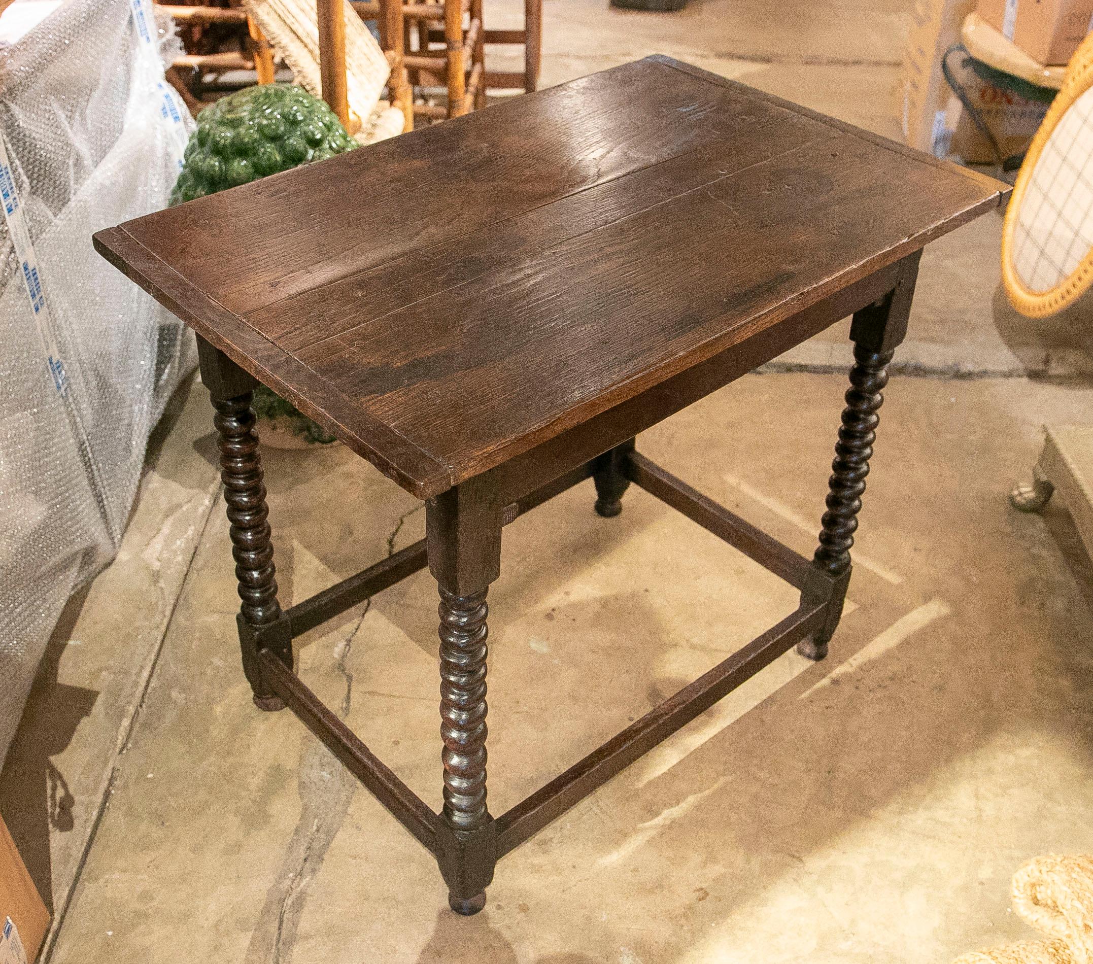 Spanischer Holztisch des 19. Jahrhunderts mit Schublade und gedrechselten Beinen im Angebot 4