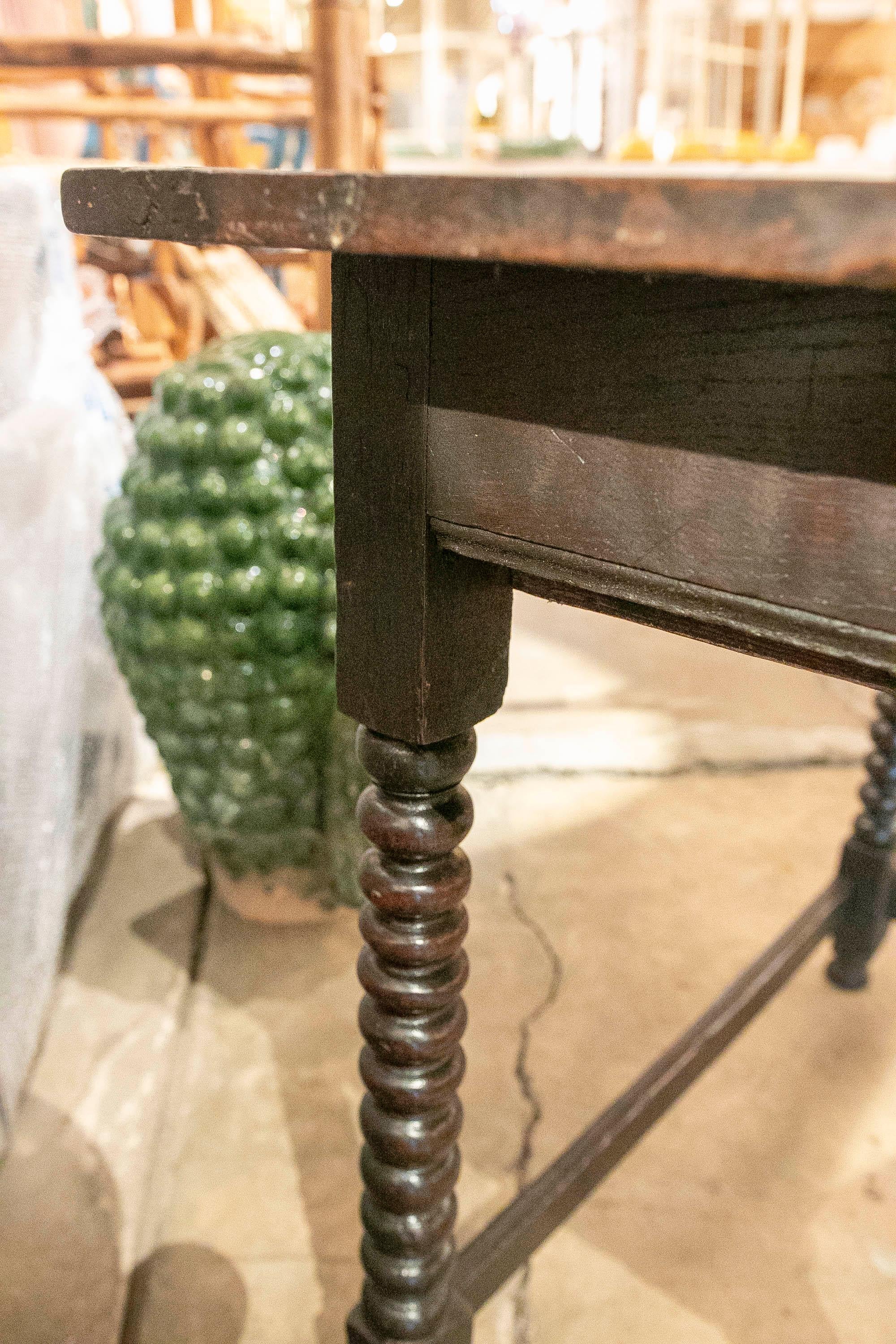 Spanischer Holztisch des 19. Jahrhunderts mit Schublade und gedrechselten Beinen im Angebot 5