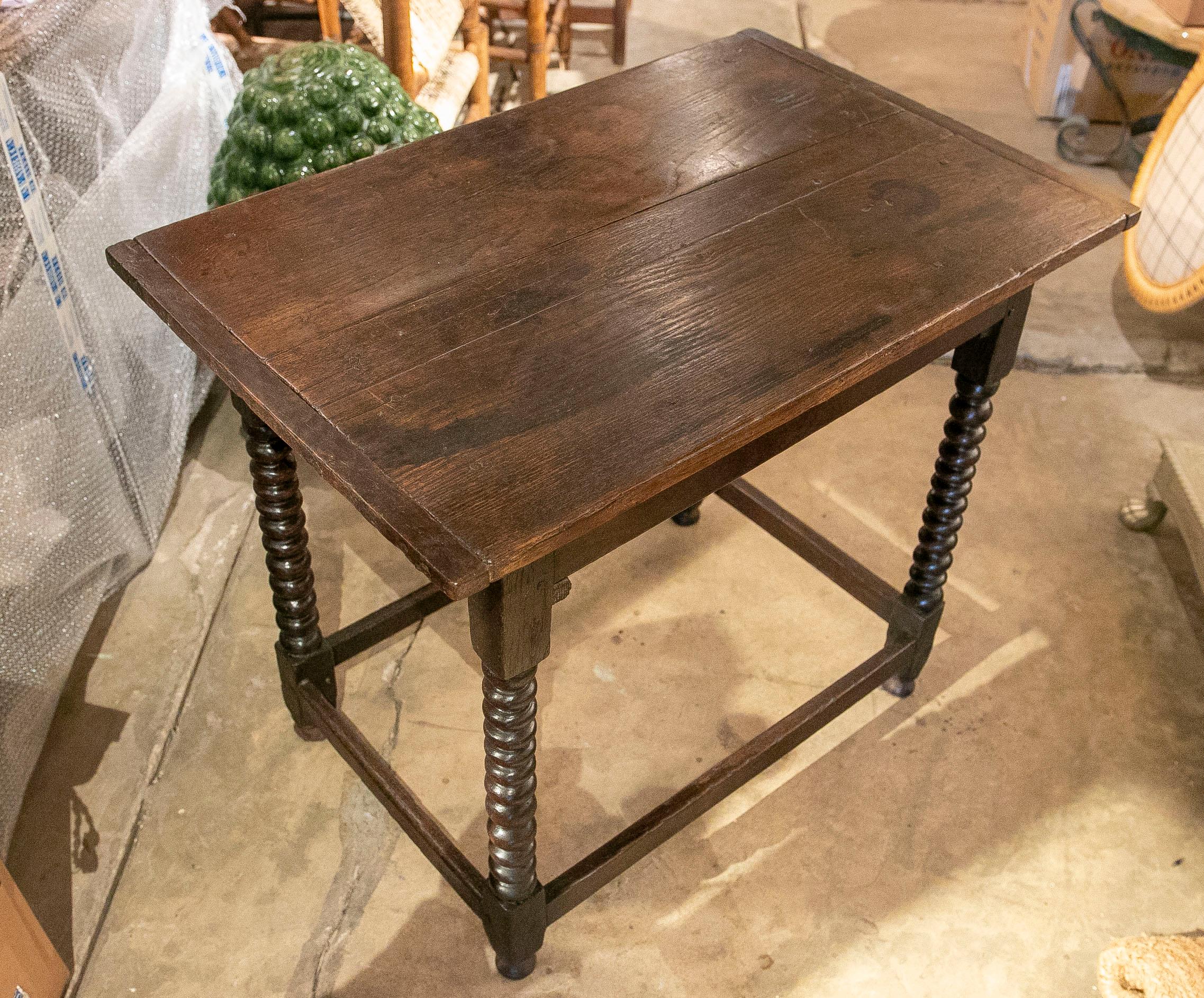 Spanischer Holztisch des 19. Jahrhunderts mit Schublade und gedrechselten Beinen im Angebot 7