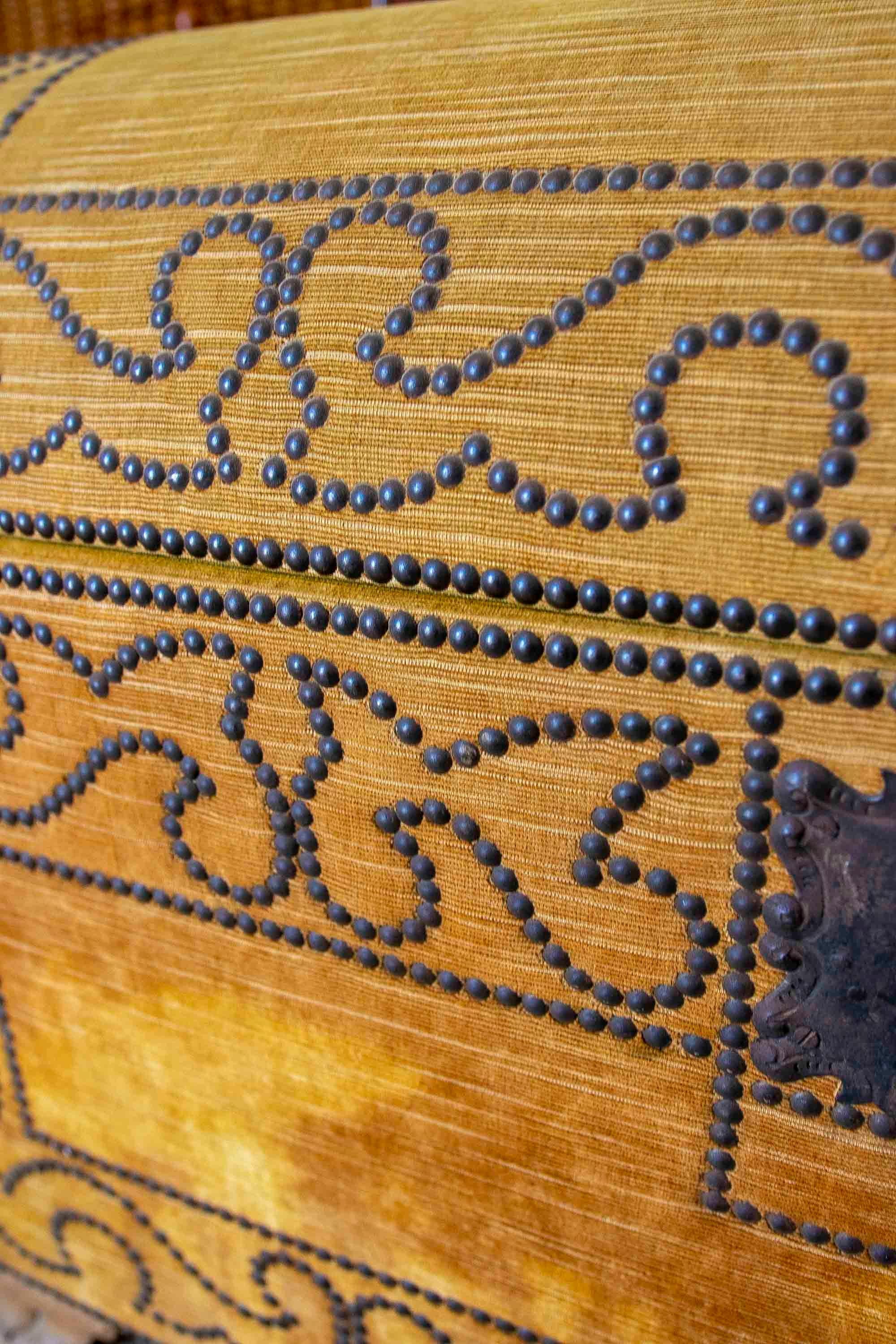 Coffre espagnol du 19ème siècle doublé d'un tissu de velours jaune en vente 11