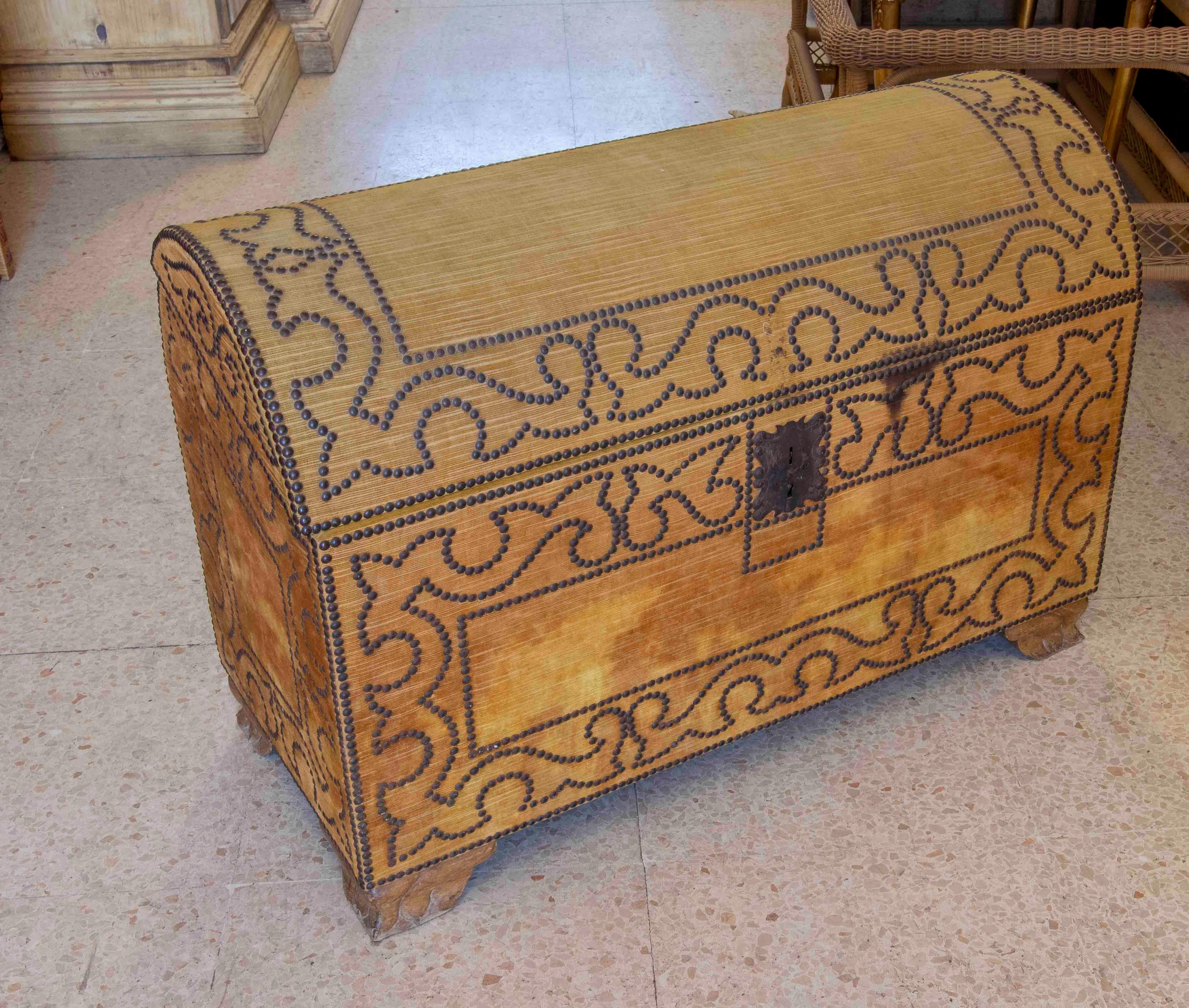 19th Century Spanish Wooden Trunk Lined with Yellow Velvet Fabric In Good Condition For Sale In Marbella, ES