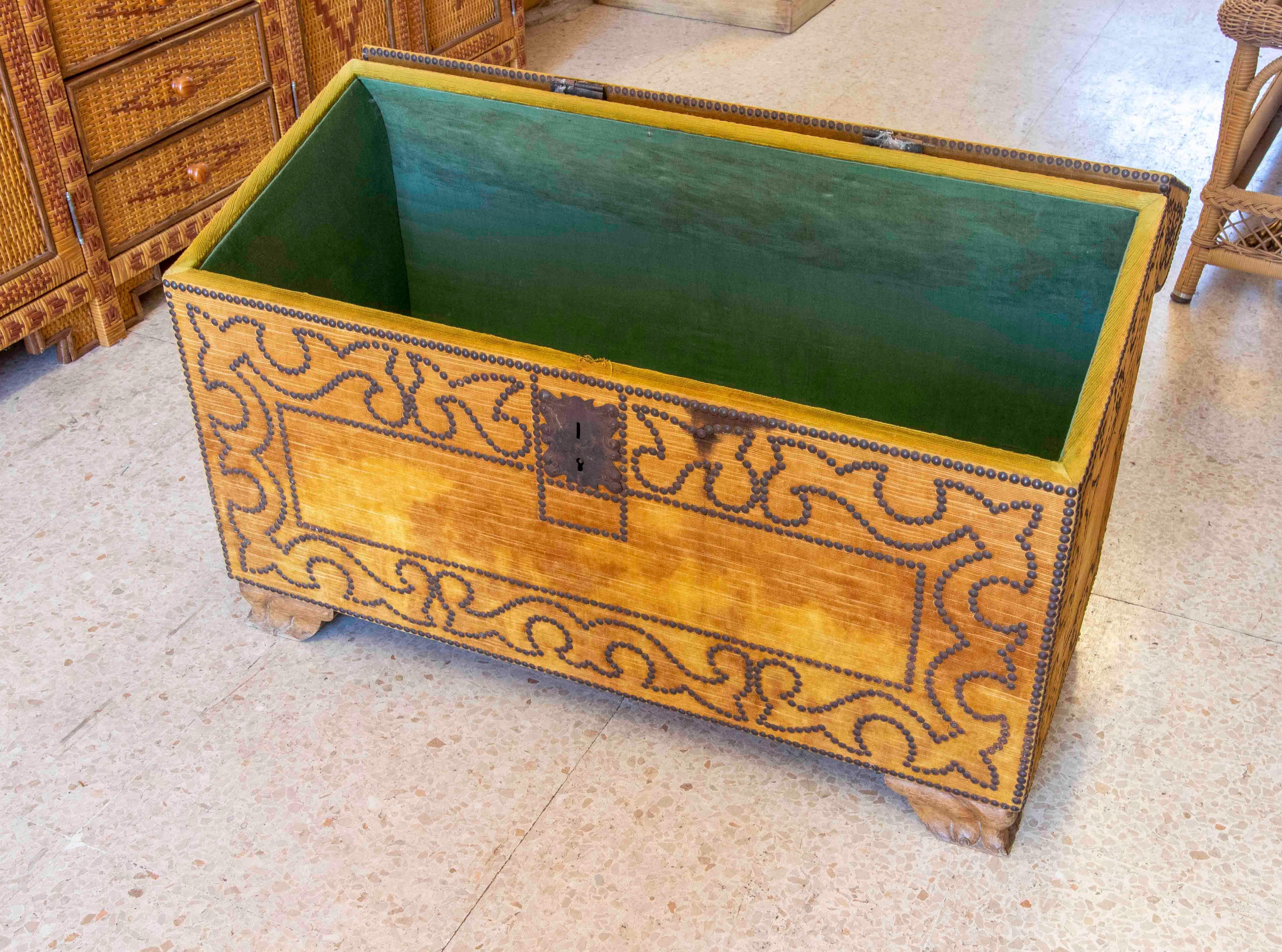 19th Century Spanish Wooden Trunk Lined with Yellow Velvet Fabric For Sale 2
