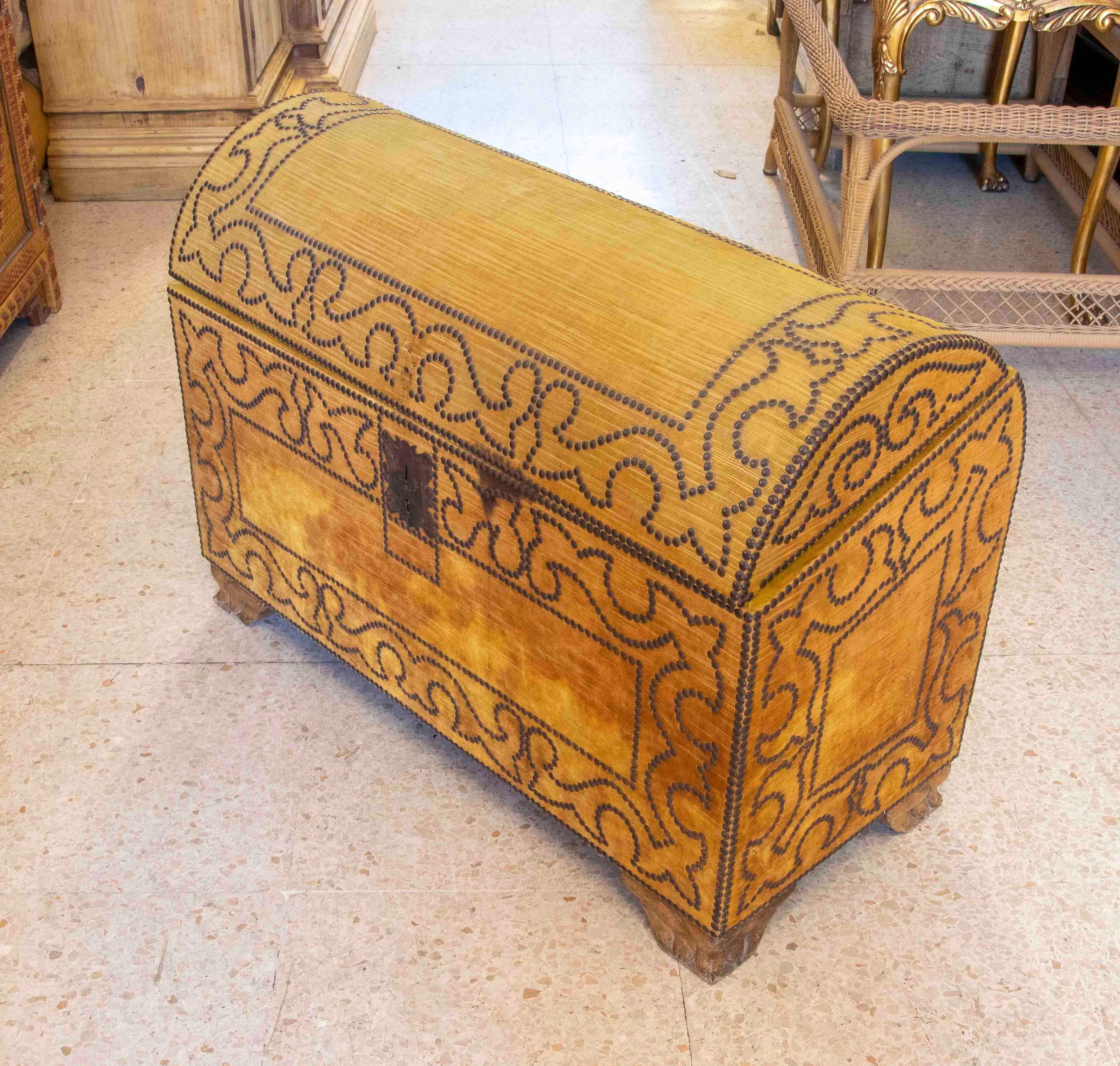 19th Century Spanish Wooden Trunk Lined with Yellow Velvet Fabric For Sale 3