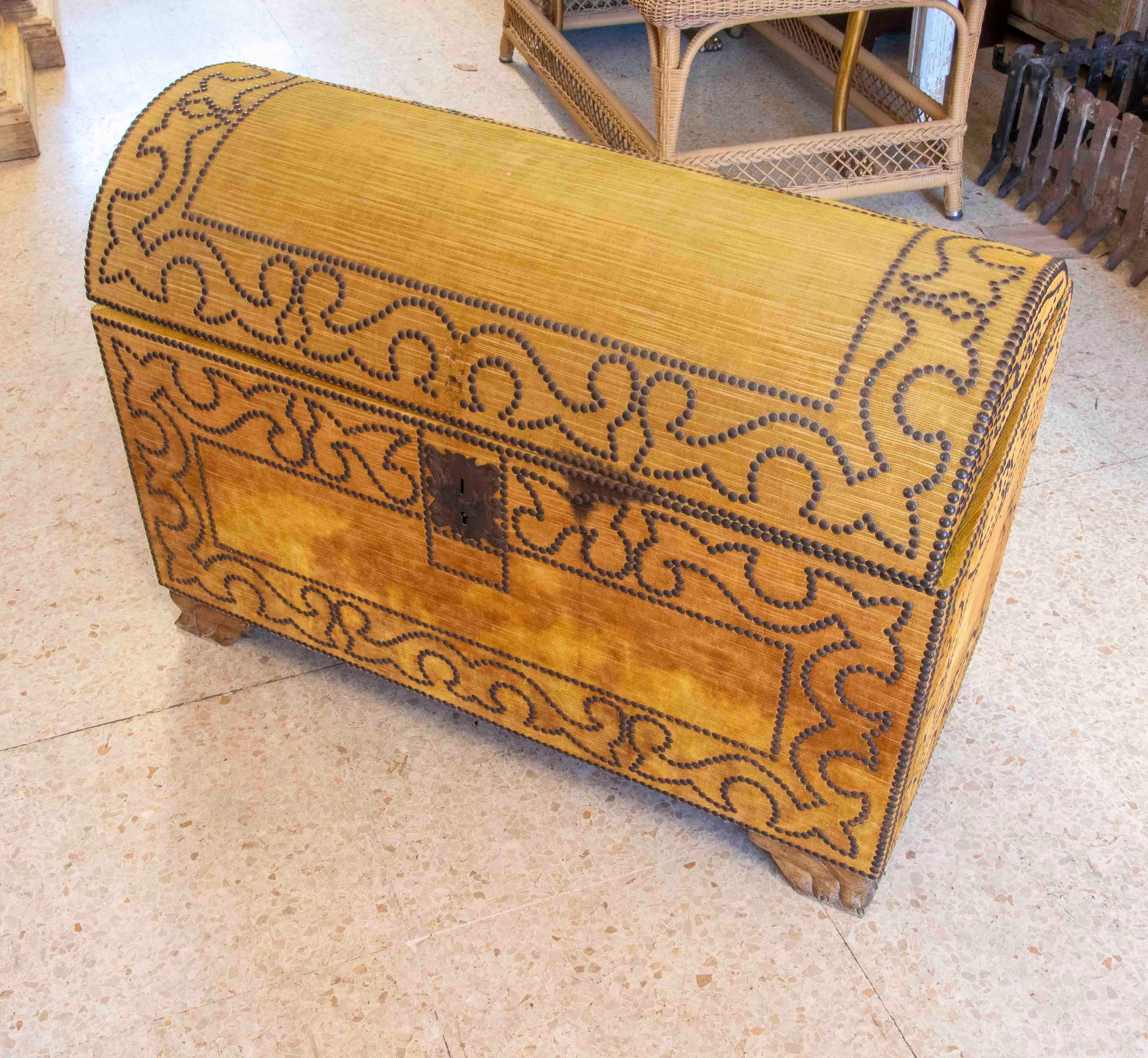 19th Century Spanish Wooden Trunk Lined with Yellow Velvet Fabric For Sale 3