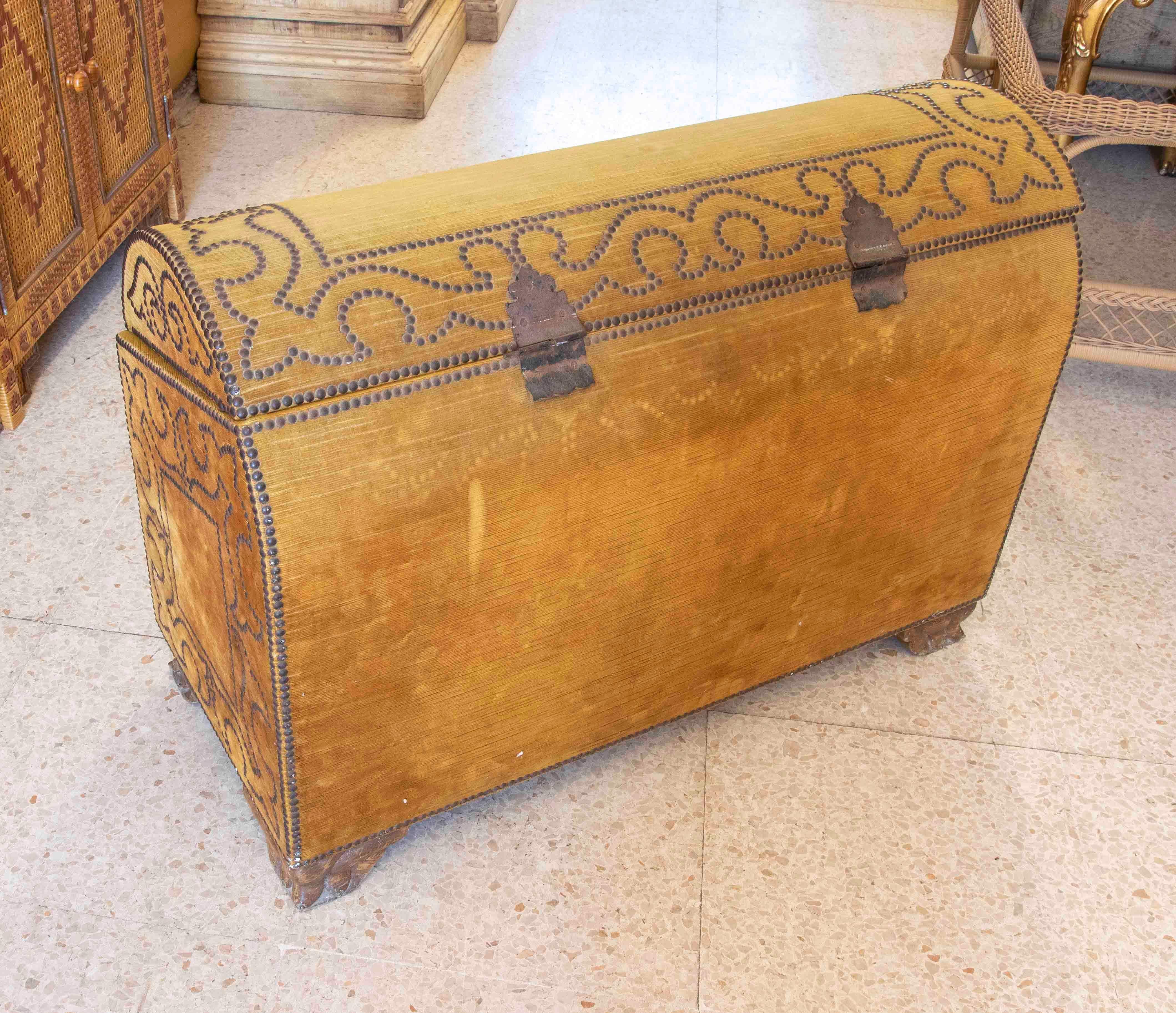 19th Century Spanish Wooden Trunk Lined with Yellow Velvet Fabric For Sale 5