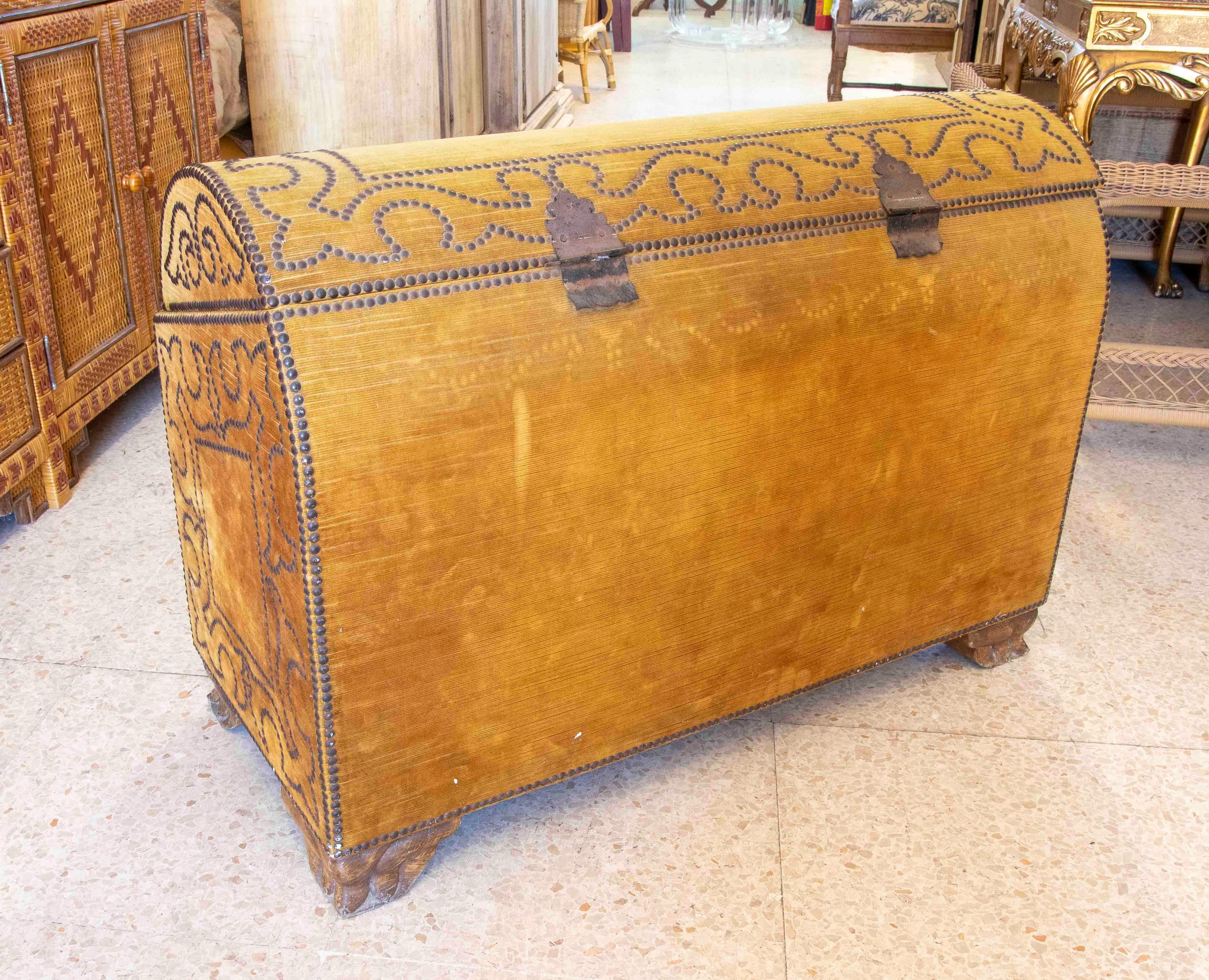 19th Century Spanish Wooden Trunk Lined with Yellow Velvet Fabric For Sale 6