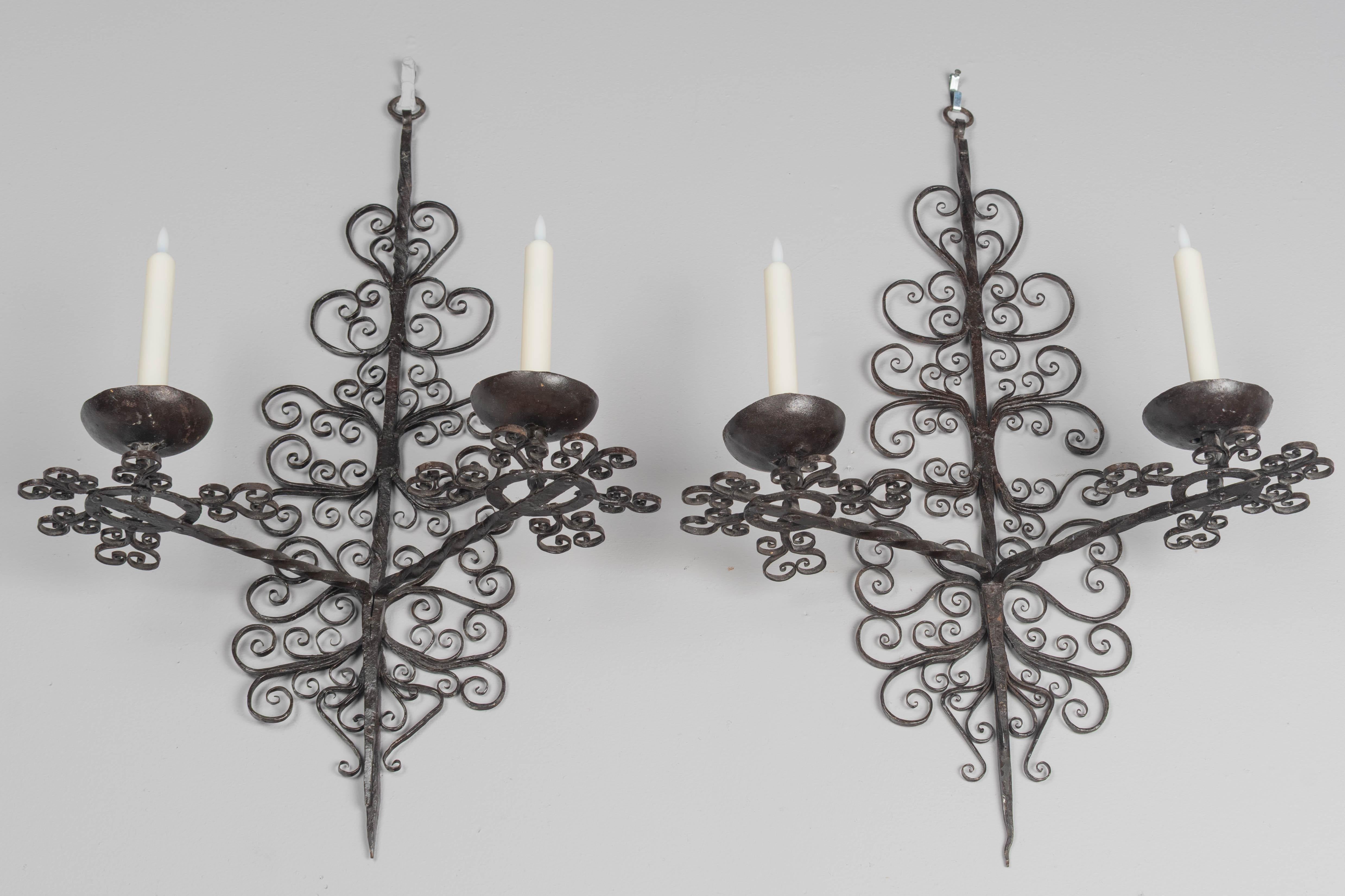 Barocco Coppia di candelabri in ferro battuto del XIX secolo, in Spagna in vendita
