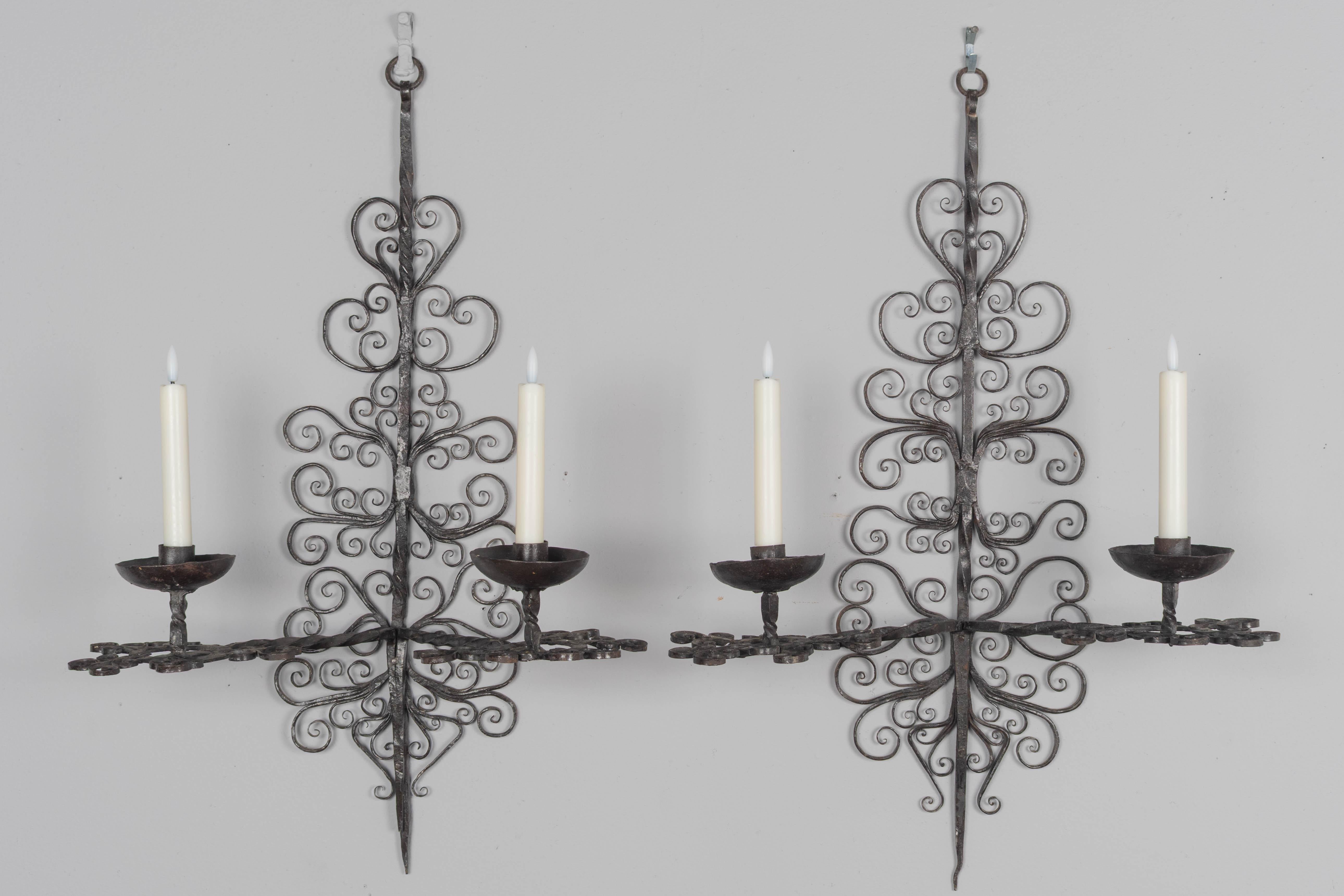 Spagnolo Coppia di candelabri in ferro battuto del XIX secolo, in Spagna in vendita