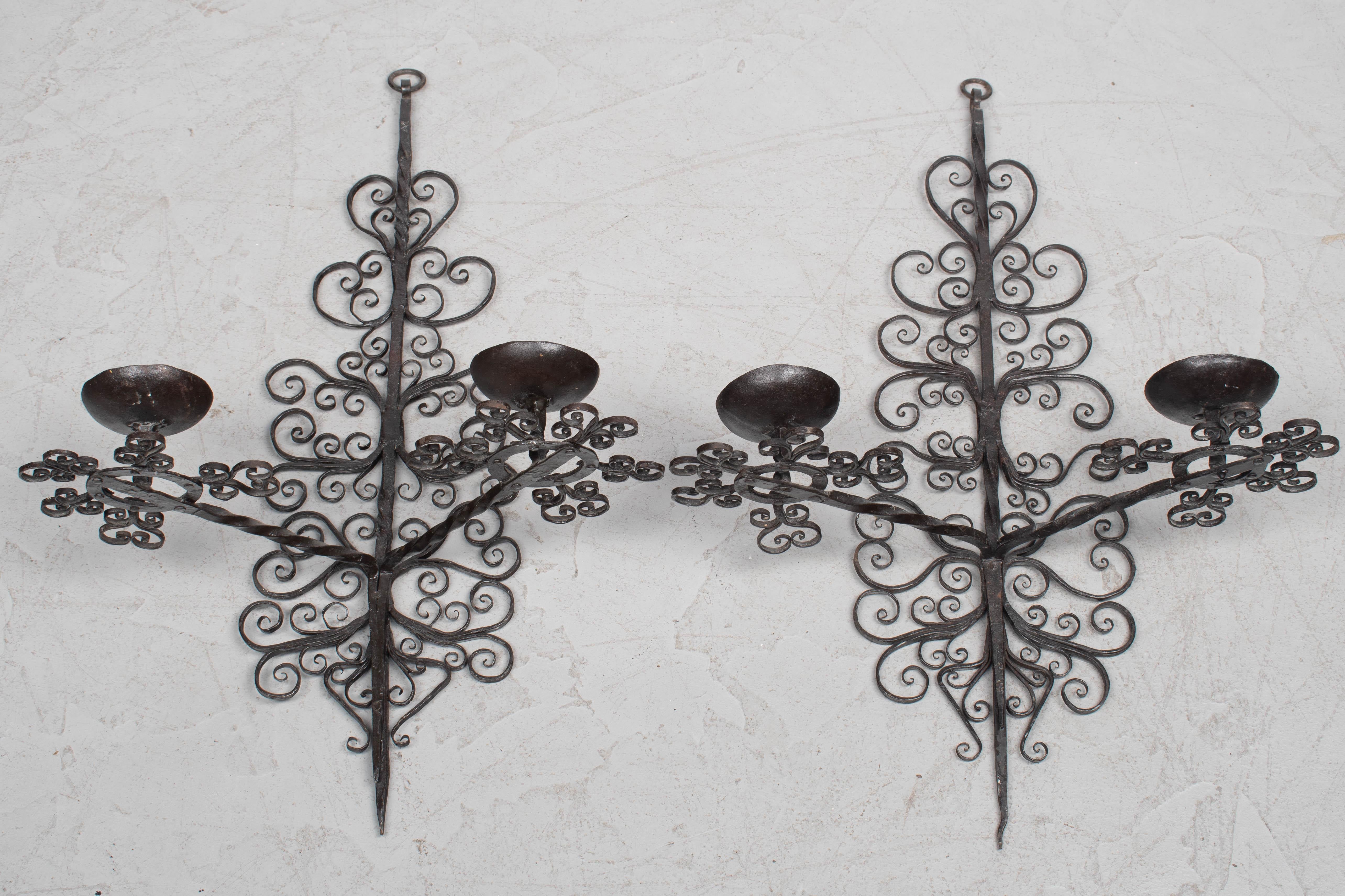 Fatto a mano Coppia di candelabri in ferro battuto del XIX secolo, in Spagna in vendita