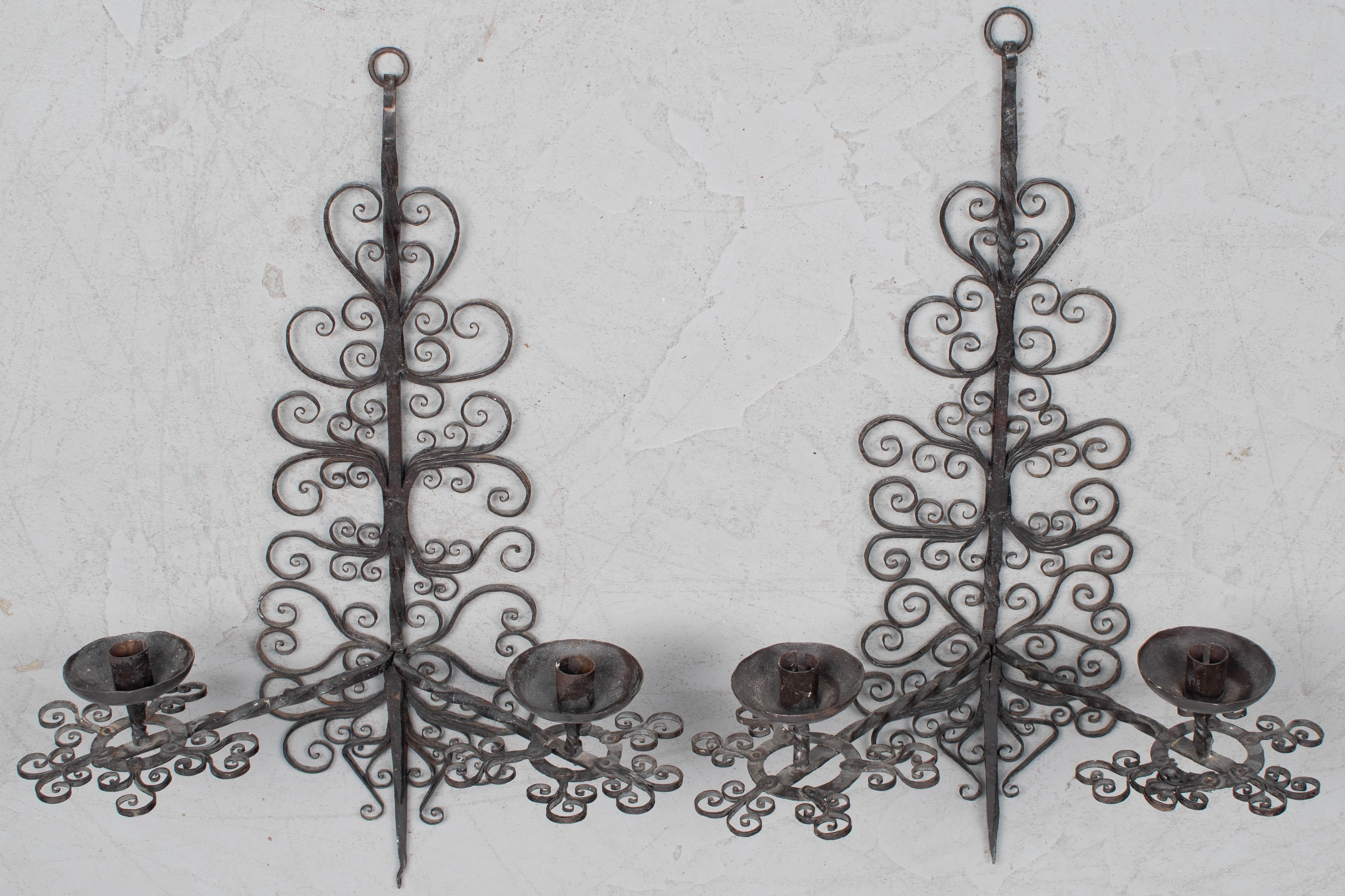 Coppia di candelabri in ferro battuto del XIX secolo, in Spagna In condizioni buone in vendita a Winter Park, FL