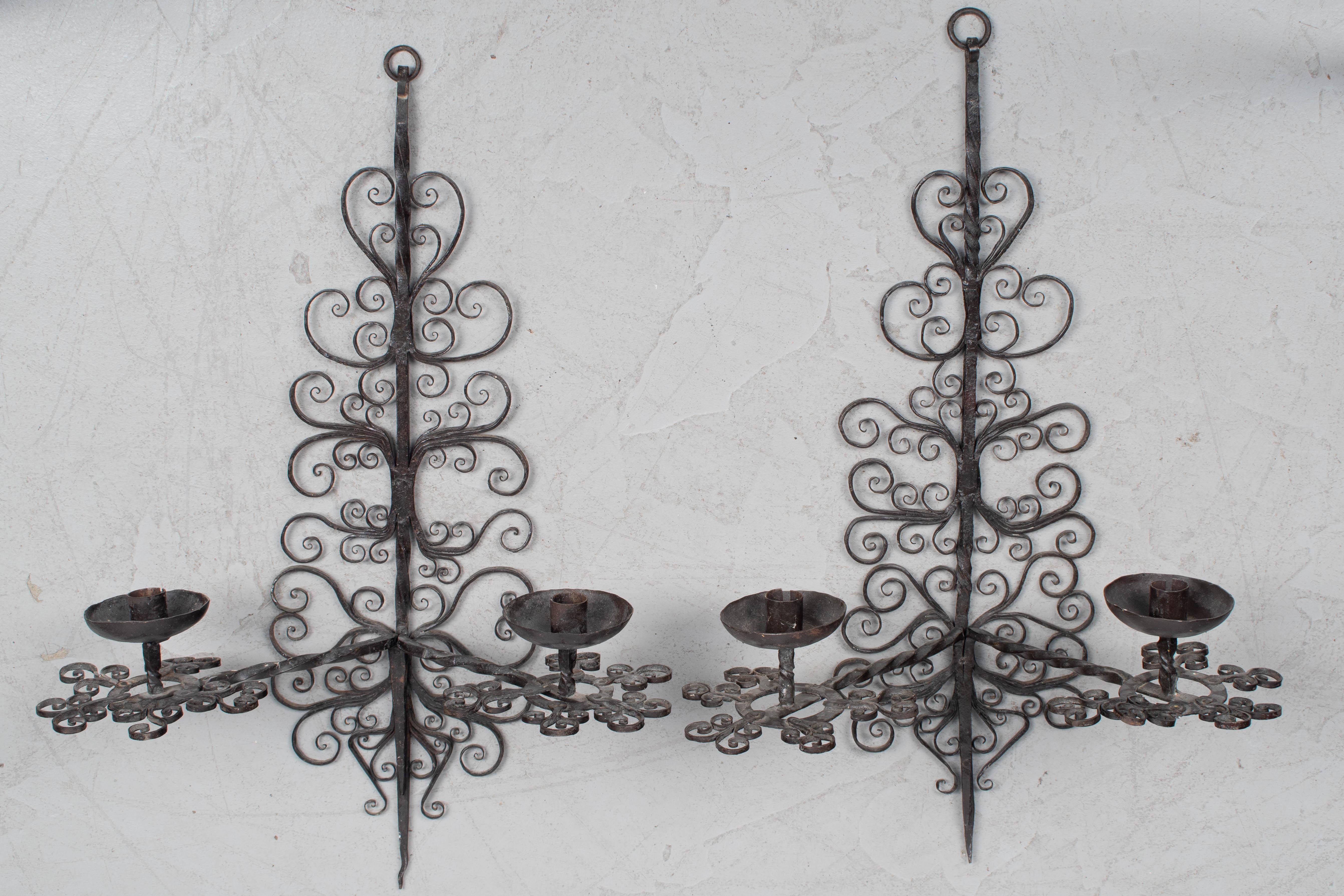 Ferro battuto Coppia di candelabri in ferro battuto del XIX secolo, in Spagna in vendita