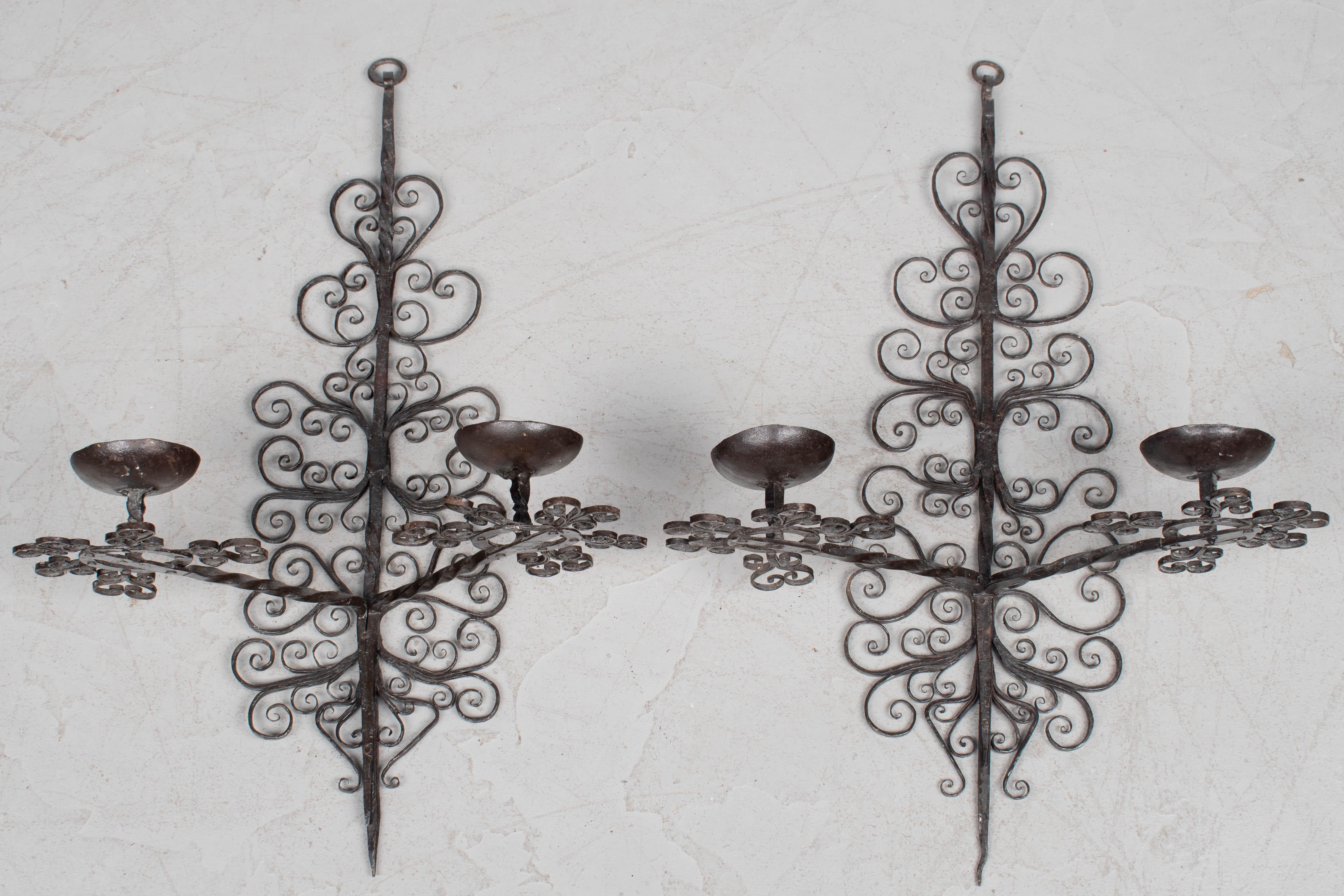 Coppia di candelabri in ferro battuto del XIX secolo, in Spagna in vendita 1