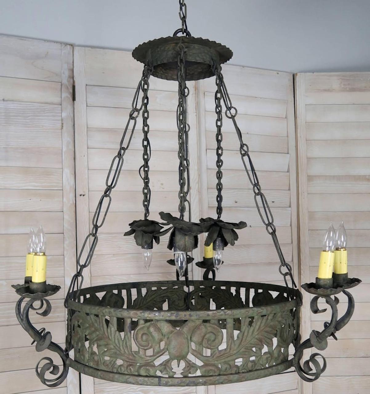 Martellato Lampadario in ferro battuto spagnolo del XIX secolo in vendita