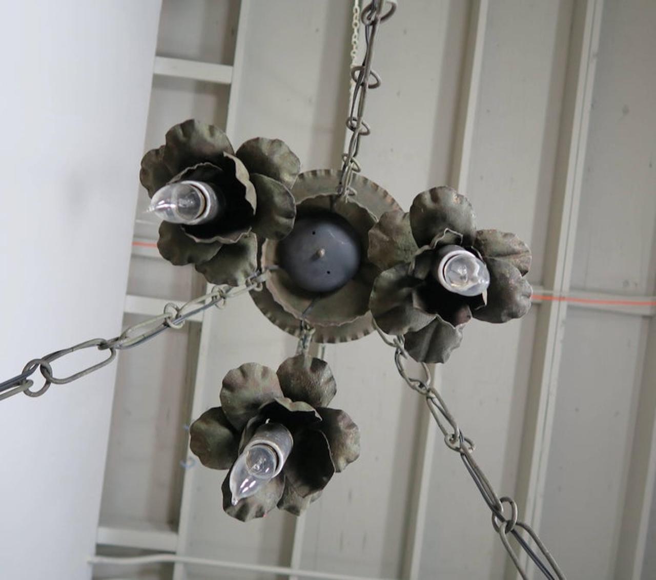 Lampadario in ferro battuto spagnolo del XIX secolo In condizioni deteriorate in vendita a Los Angeles, CA
