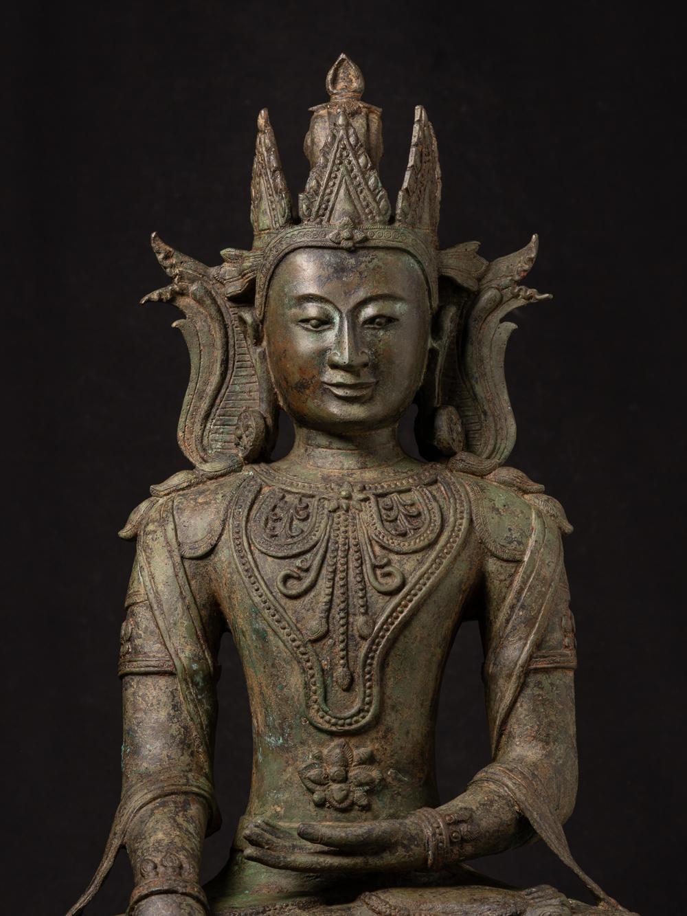 Material : bronze
89,5 cm high
53,5 cm wide and 29,5 cm deep
Arakan style
Bhumisparsha mudra
19th century
Very special and rare Buddha !
Weight: 52,1 kgs
Originating from Burma
Nr: 2816-3