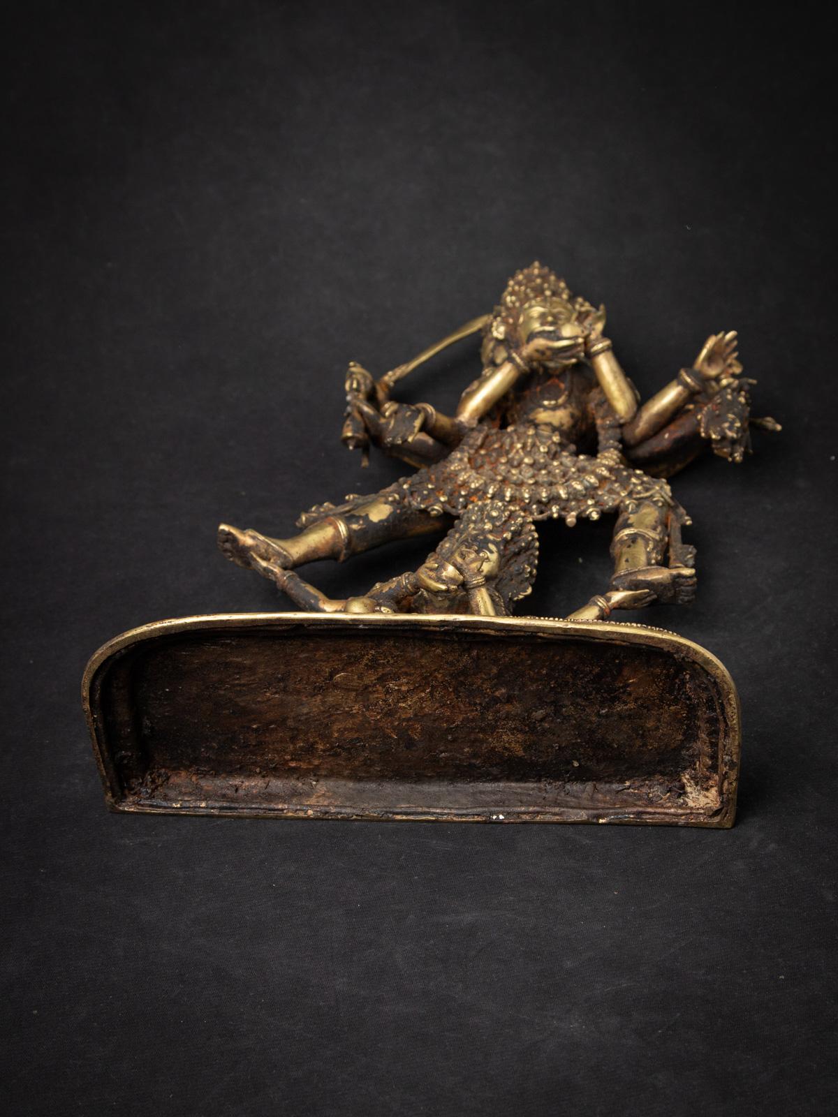 La speciale statua antica in bronzo di Siddhi Laksmi è un raro capolavoro da collezione proveniente dal Nepal del XIX secolo, realizzato con eccezionale maestria e dettaglio. Realizzata in bronzo di alta qualità, questa squisita statua è alta 45 cm,