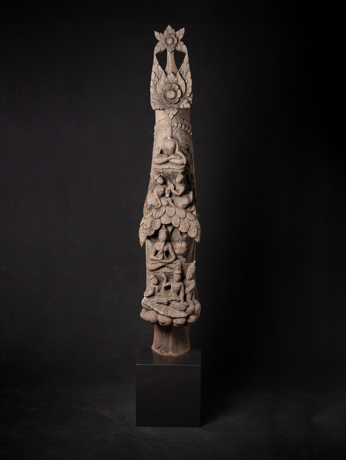 Ce panneau de temple antique en bois est une pièce remarquable du XIXe siècle provenant de Birmanie (Myanmar). Sculptée dans une seule pièce de teck, elle mesure 185,5 cm de haut, 30 cm de large et 32 cm de profondeur, pour un poids de 30,1 kg.
