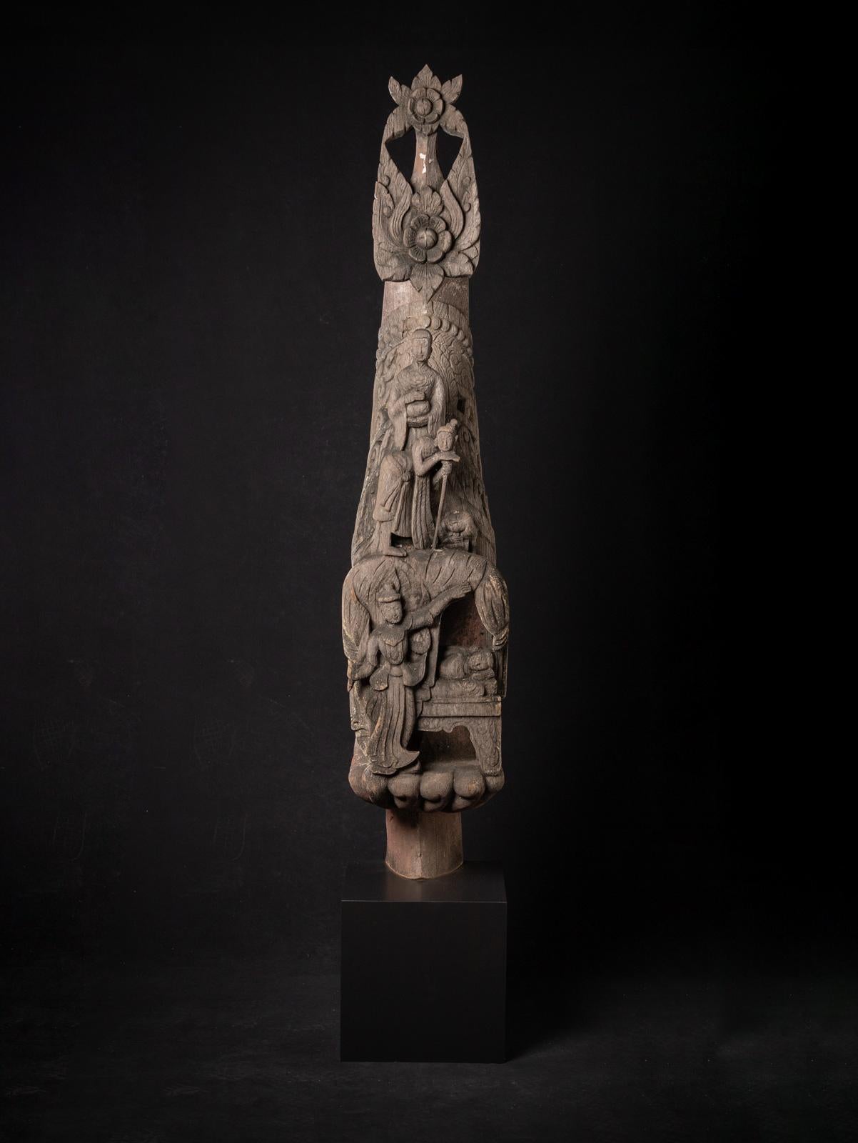 Ce panneau de temple antique en bois est un remarquable artefact du XIXe siècle provenant de Birmanie (Myanmar). Sculpté à la main dans une seule pièce de teck, il mesure 181 cm de haut, 30 cm de large et 32 cm de profondeur, pour un poids