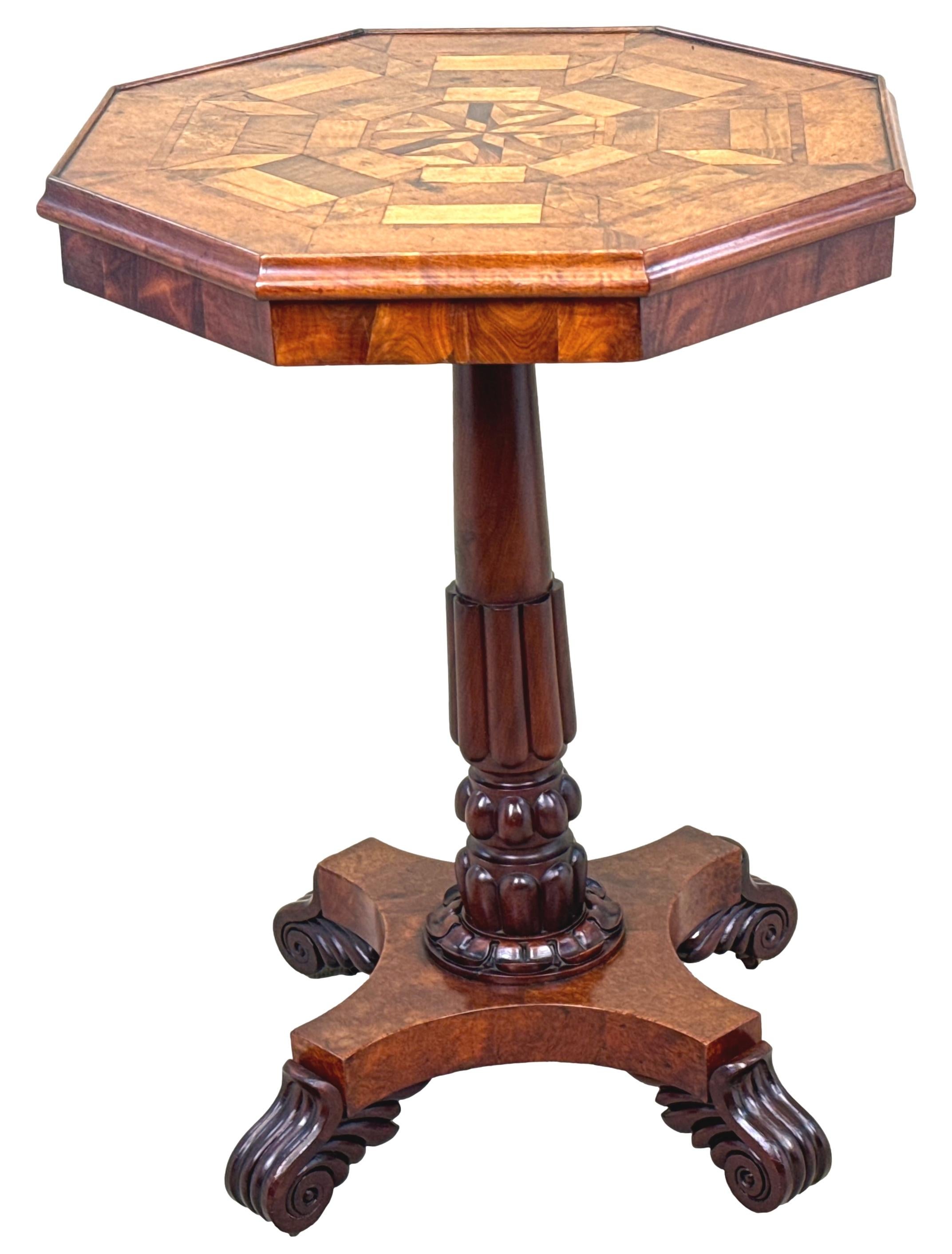 Table d'appoint du 19ème siècle avec plateau en bois spécimen en vente 3
