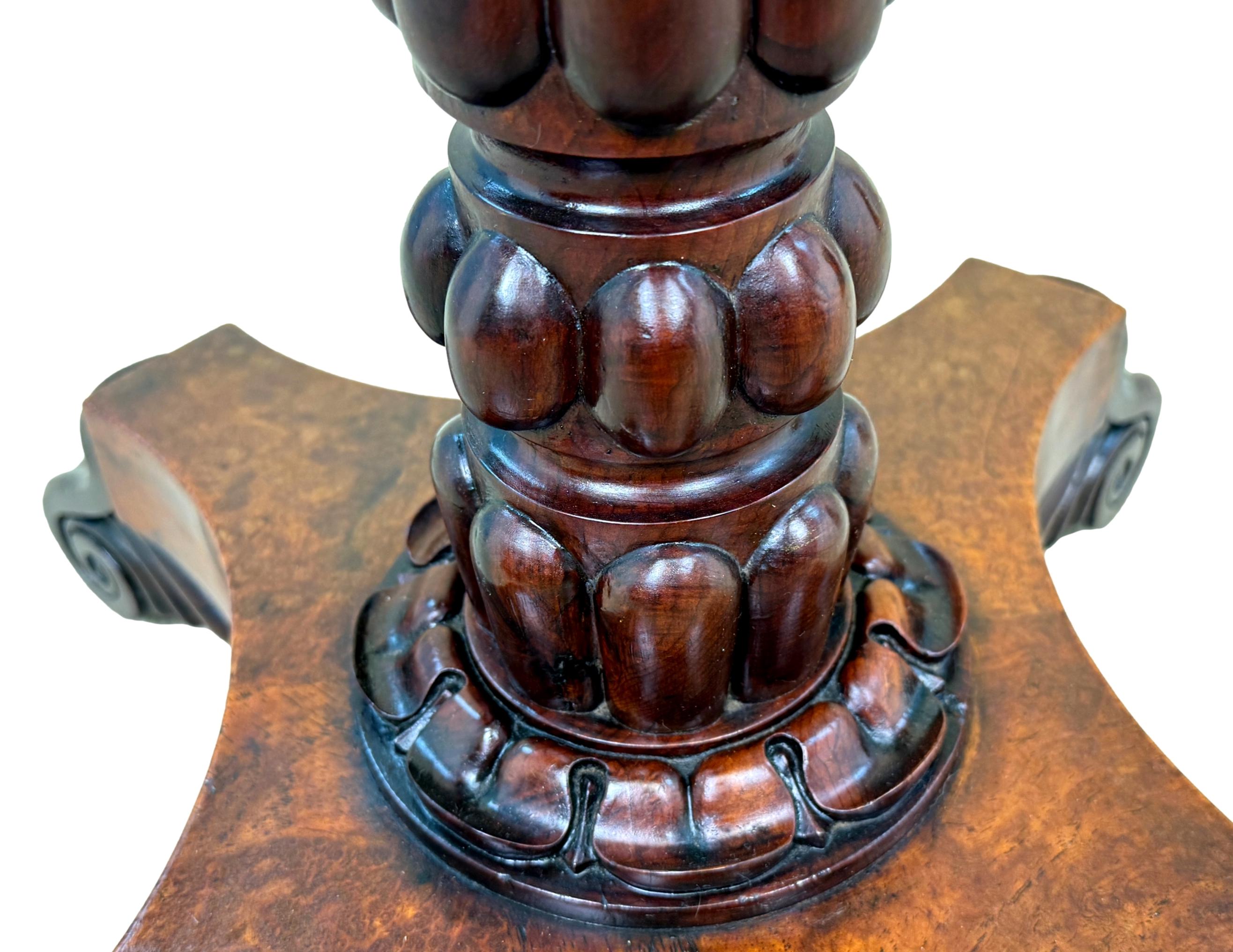 Rare table d'appoint du XIXe siècle, d'époque William IV, dotée d'un charmant plateau octogonal à galerie, avec divers placages de bois incrustés selon un motif inhabituel, reposant sur une colonne centrale en bois d'if massif tourné avec une
