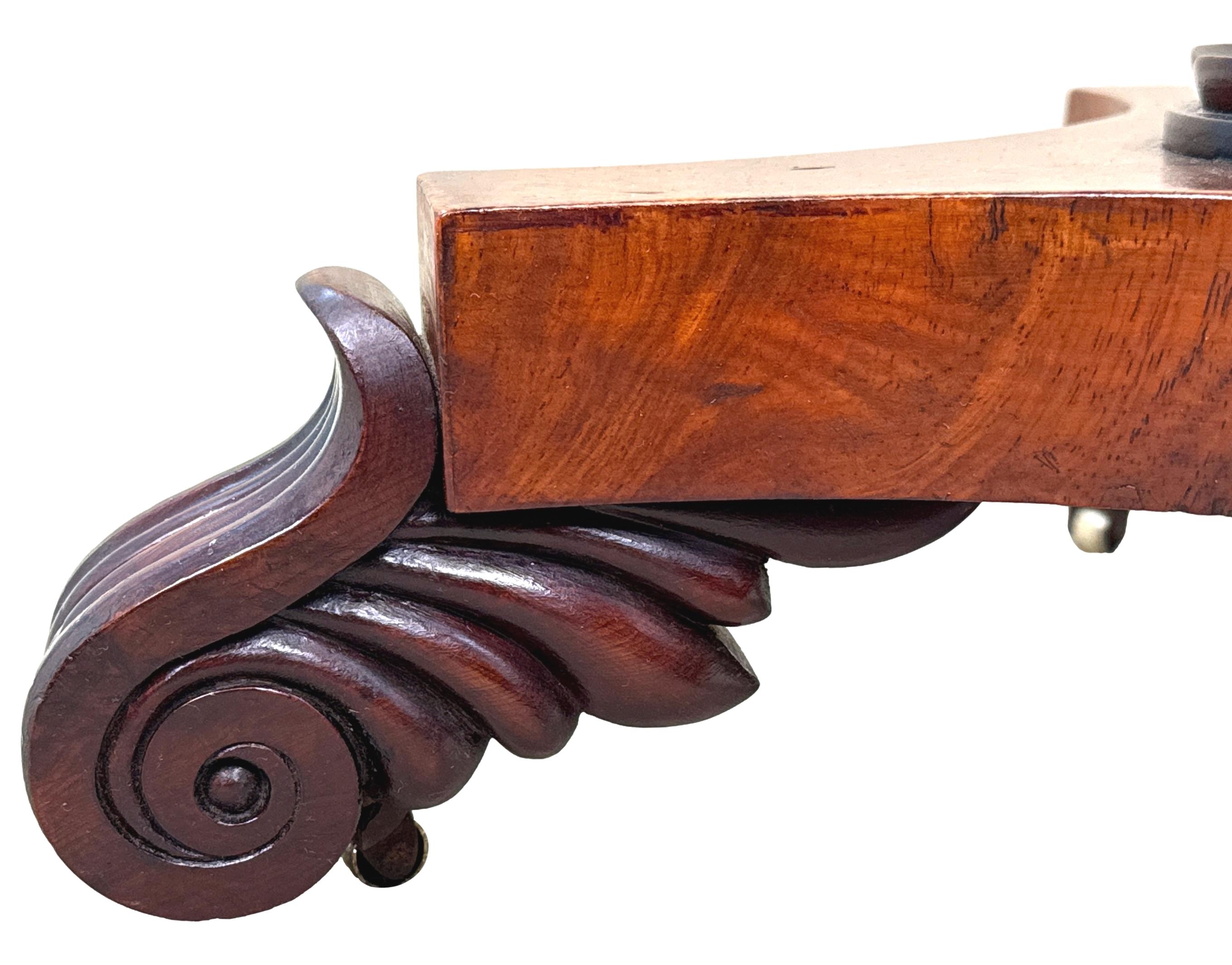 William IV Table d'appoint du 19ème siècle avec plateau en bois spécimen en vente