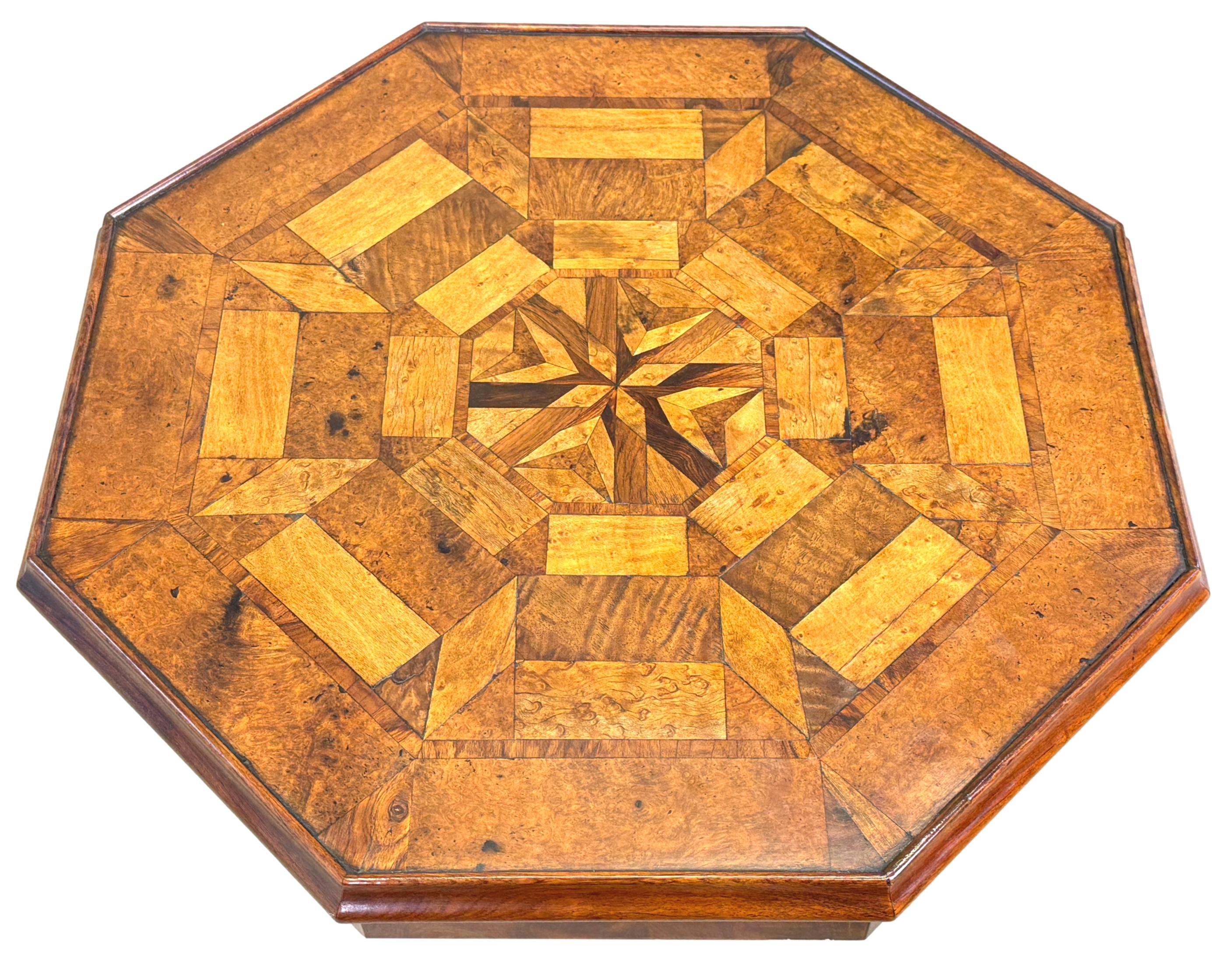 Anglais Table d'appoint du 19ème siècle avec plateau en bois spécimen en vente