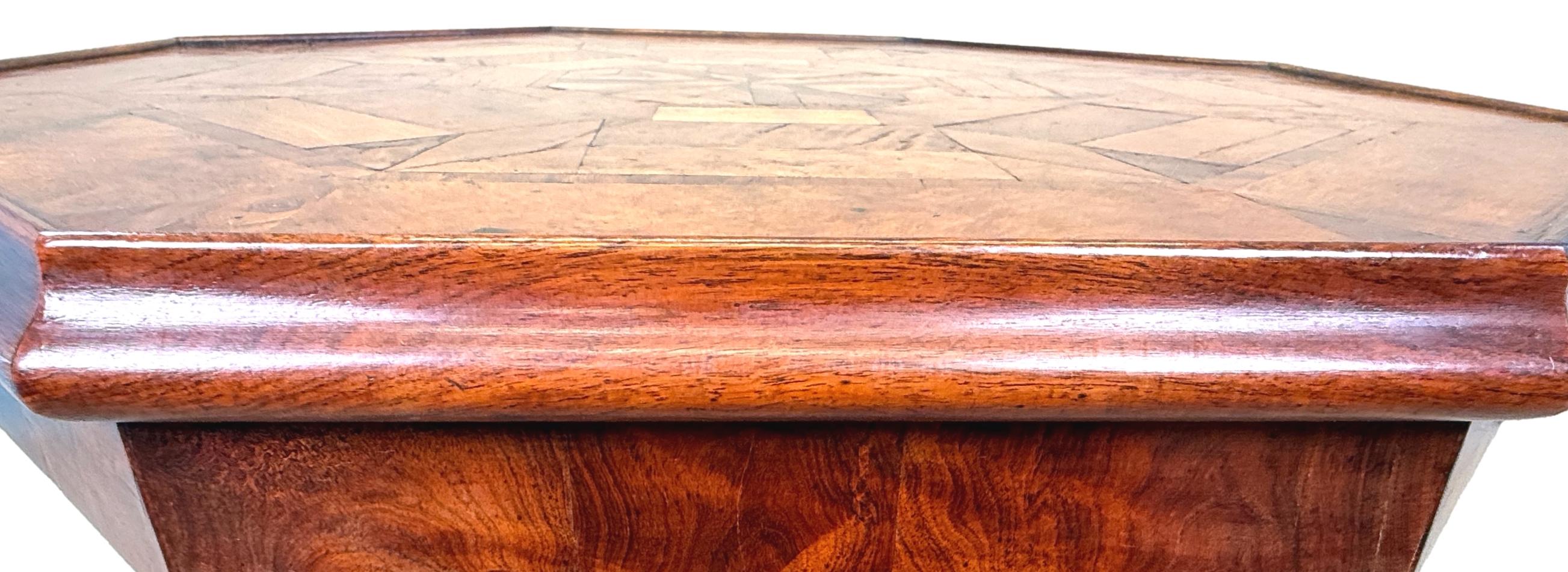 XIXe siècle Table d'appoint du 19ème siècle avec plateau en bois spécimen en vente