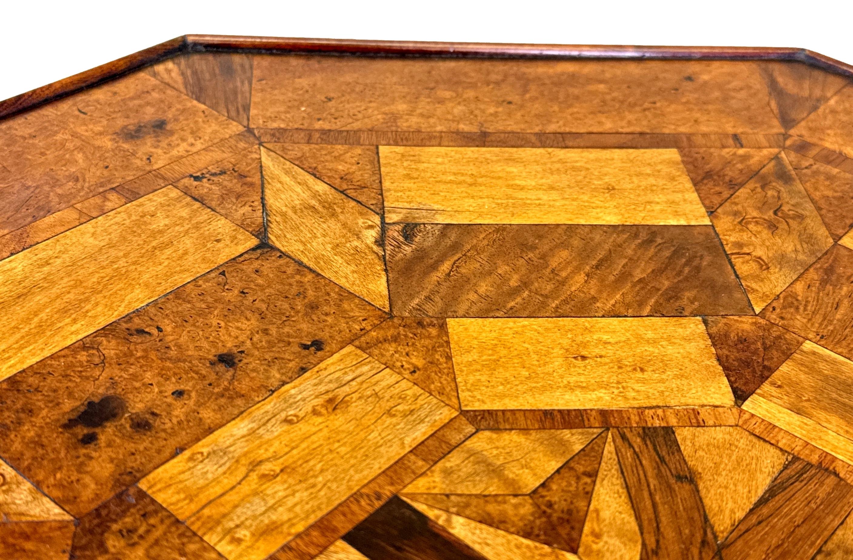 If Table d'appoint du 19ème siècle avec plateau en bois spécimen en vente