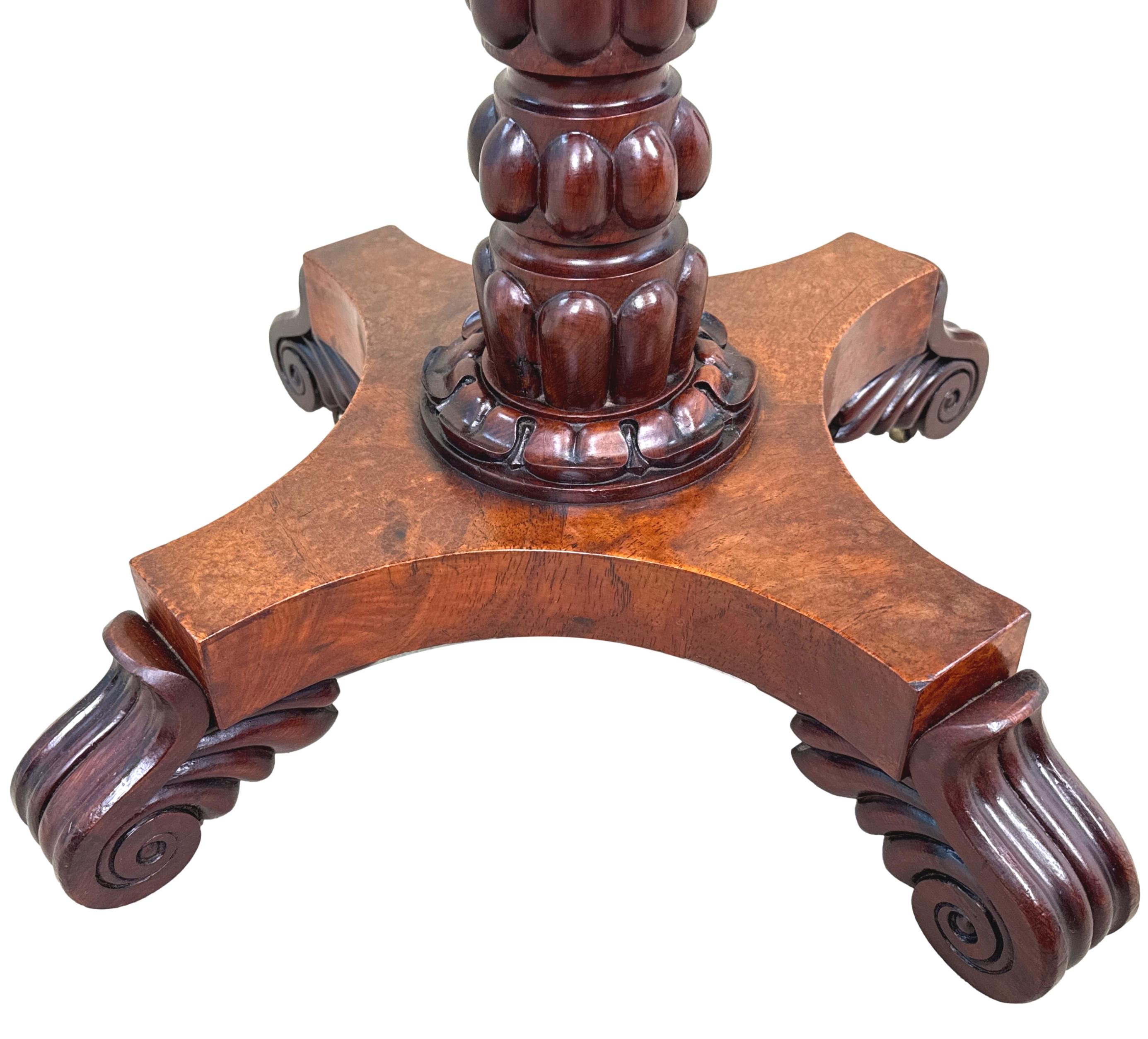 Table d'appoint du 19ème siècle avec plateau en bois spécimen en vente 1