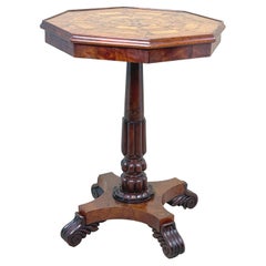 Table d'appoint du 19ème siècle avec plateau en bois spécimen