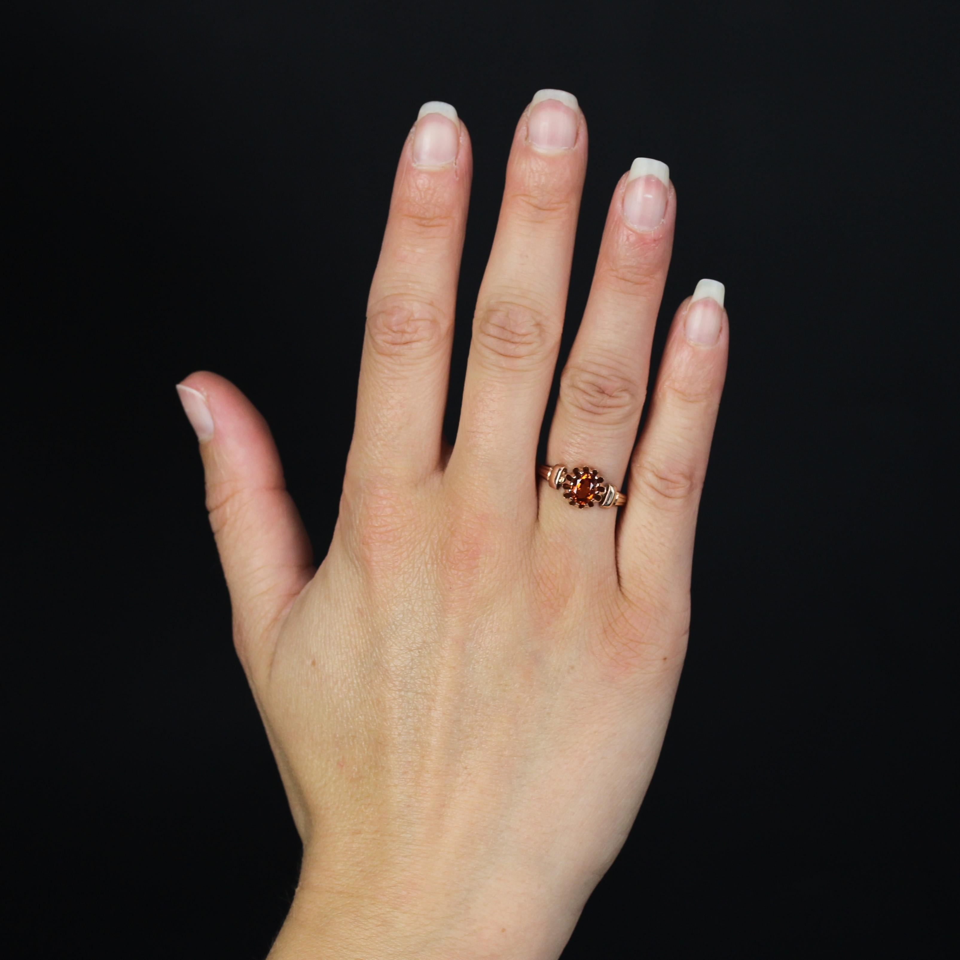 Ring in 18 karat rose gold.
A delightful antique ring with a dahlia setting holding an orange spessartite garnet on either side of the head. The start of the band is formed by a small rectangular motif.
Total garnet weight : 1.20 carats