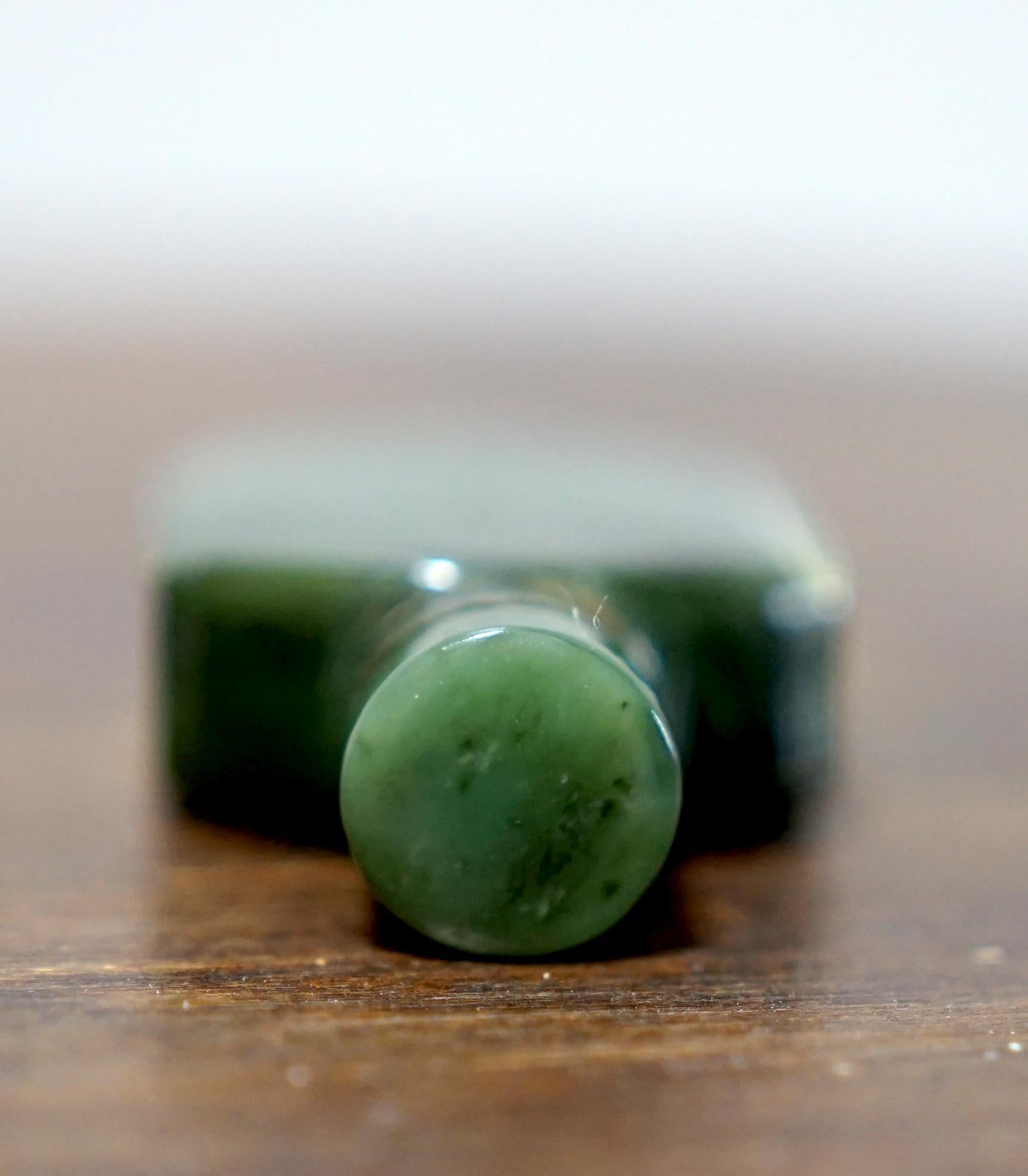 Questa tabacchiera in giada di spinaci si distingue dalle altre per l'incisione sulla superficie di una gru e della sua prole, ci dicono. Per quanto ne sappiamo, questa tabacchiera è in ottime condizioni con le sue parti originali. 
Le boccette di