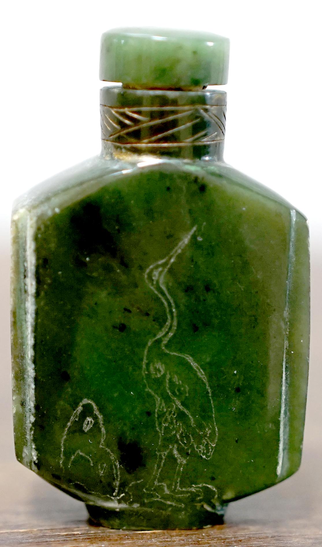 Cinese Tabacchiera in giada Spinach del XIX secolo con incisione di gru e bambini in vendita