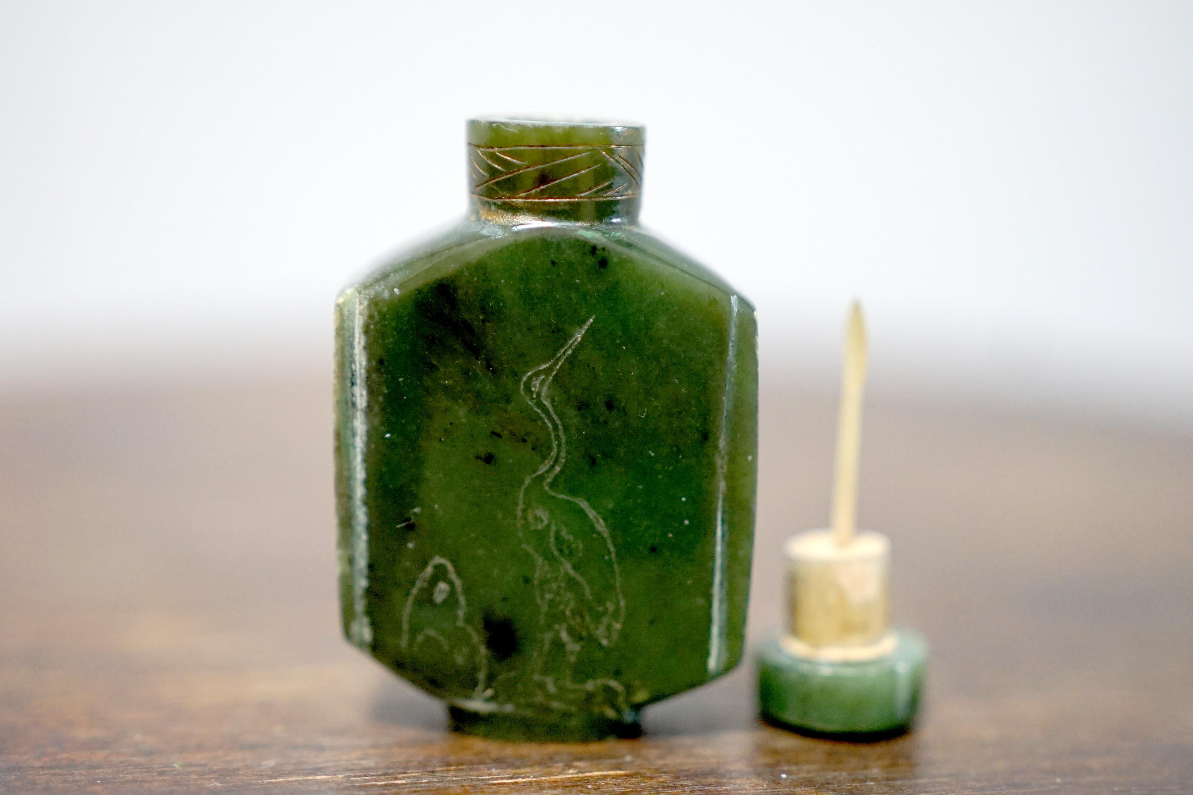 Intagliato Tabacchiera in giada Spinach del XIX secolo con incisione di gru e bambini in vendita