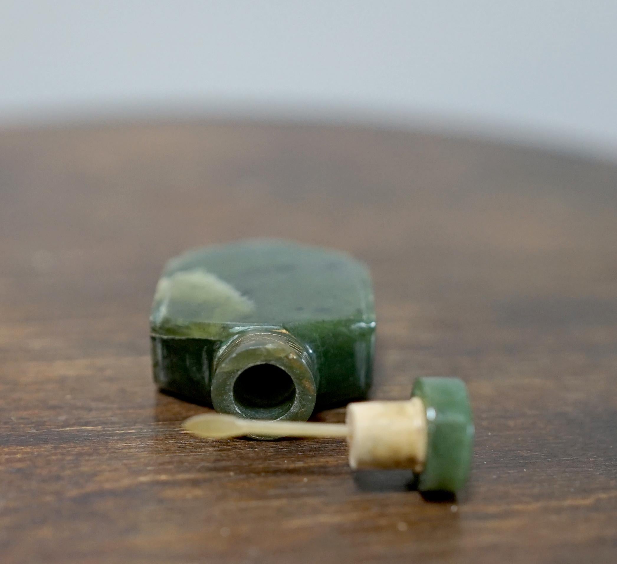 Tabacchiera in giada Spinach del XIX secolo con incisione di gru e bambini In condizioni buone in vendita a Lomita, CA