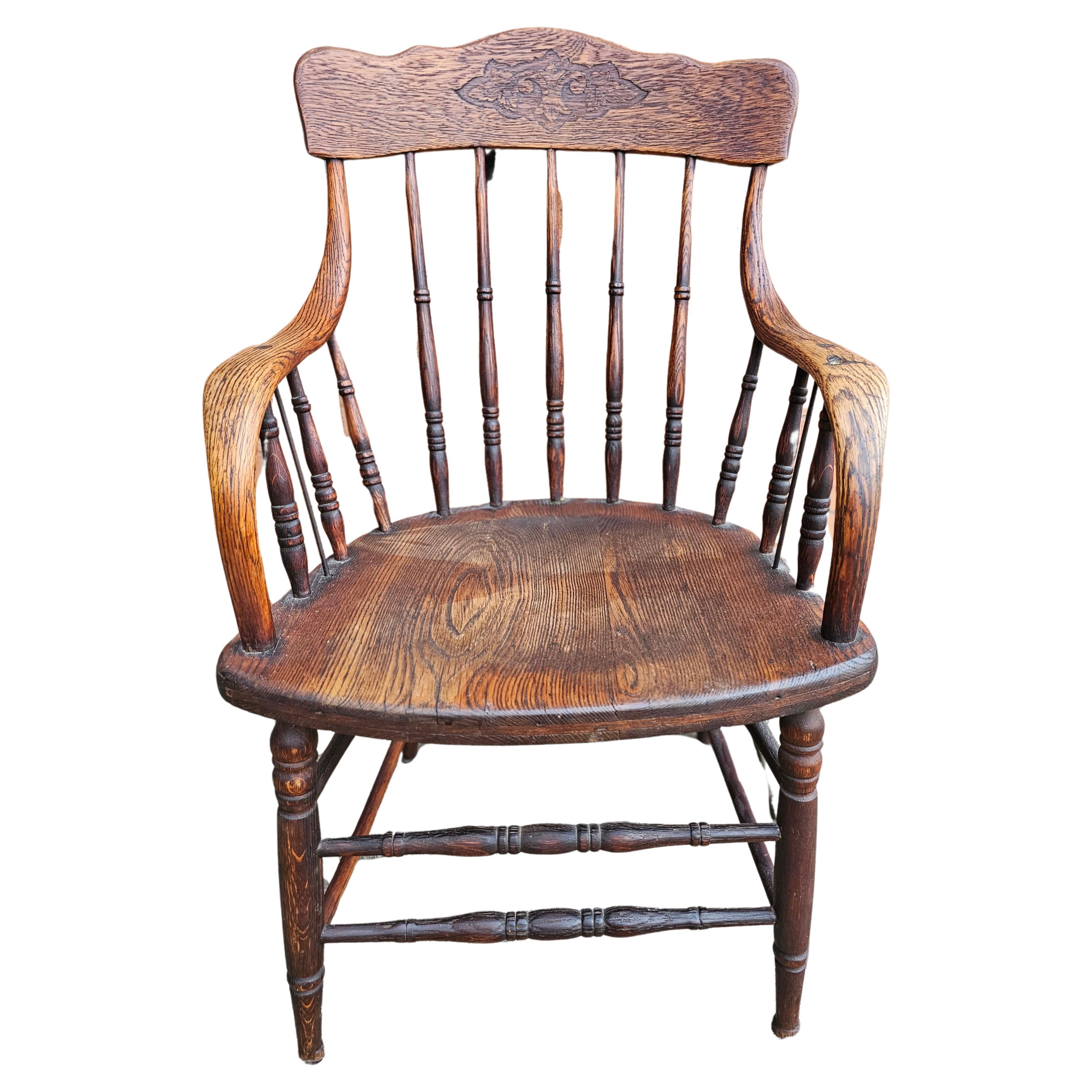 Chaise à accoudoirs Windsor en chêne frisé du 19e siècle