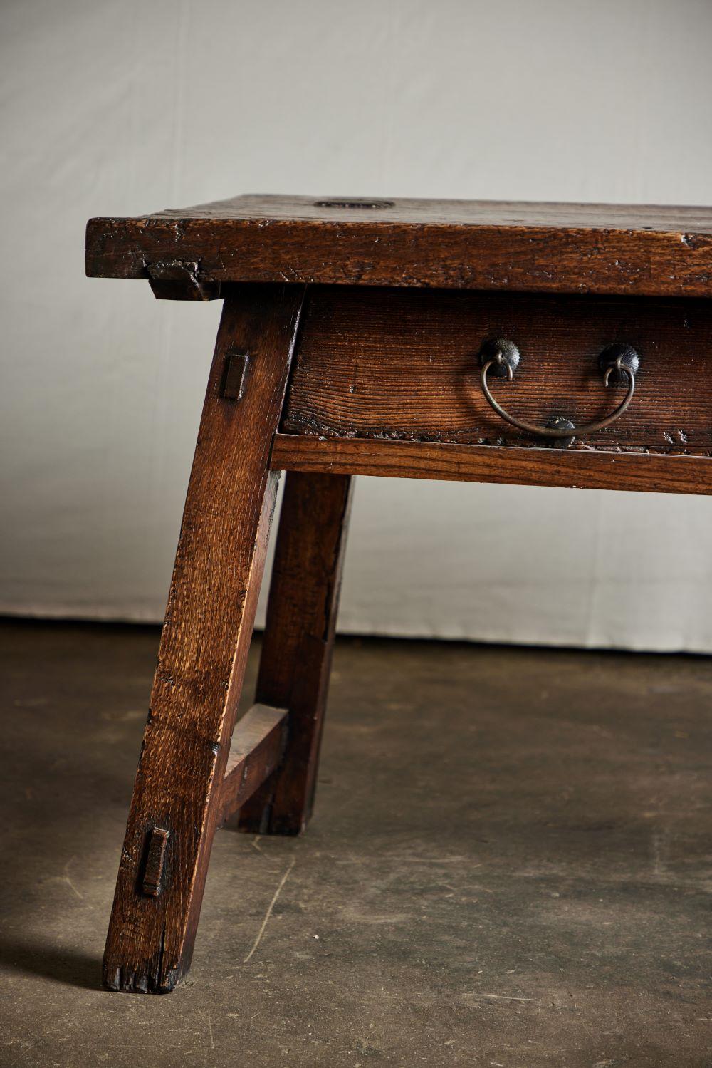 Table à pieds évasés du XIXe siècle en vente 1