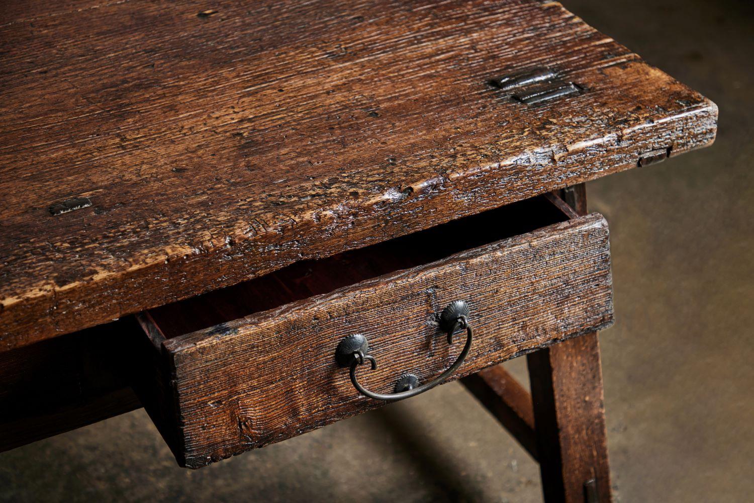 Table à pieds évasés du XIXe siècle en vente 2