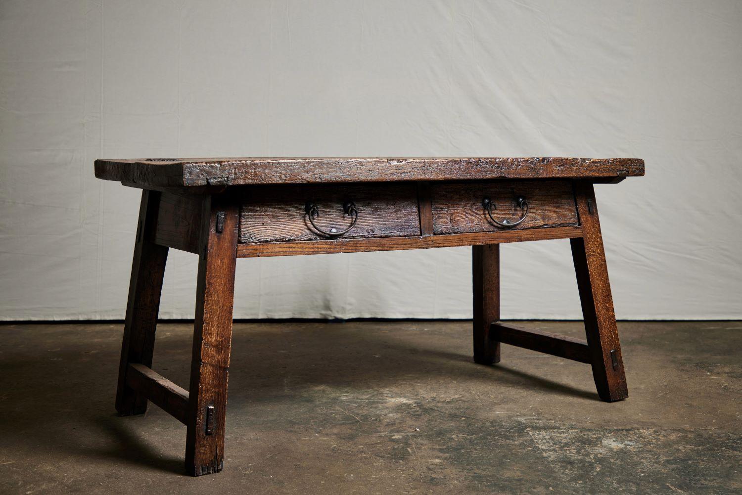 Table à pieds évasés du XIXe siècle en vente 3